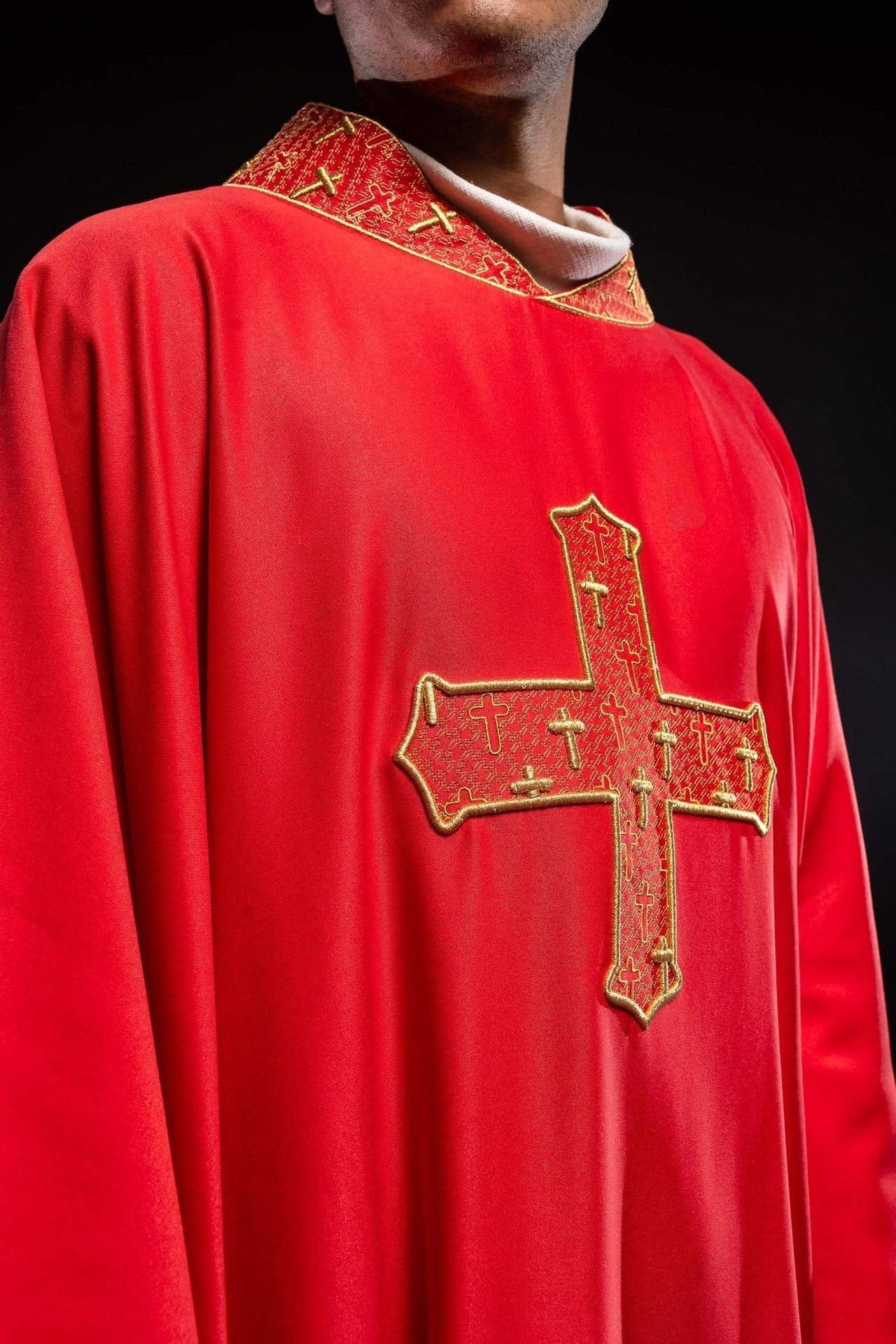 Ornat Liturgiczny Czerwony z Haftowanym Krzyżem i Kołnierzem - alba.pl