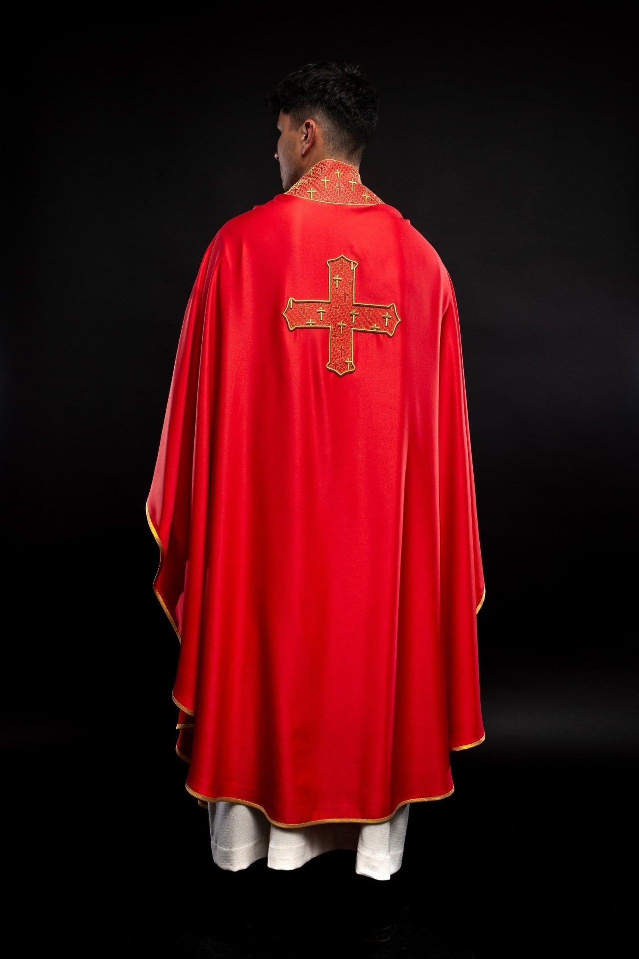 Ornat Liturgiczny Czerwony z Haftowanym Krzyżem i Kołnierzem - alba.pl