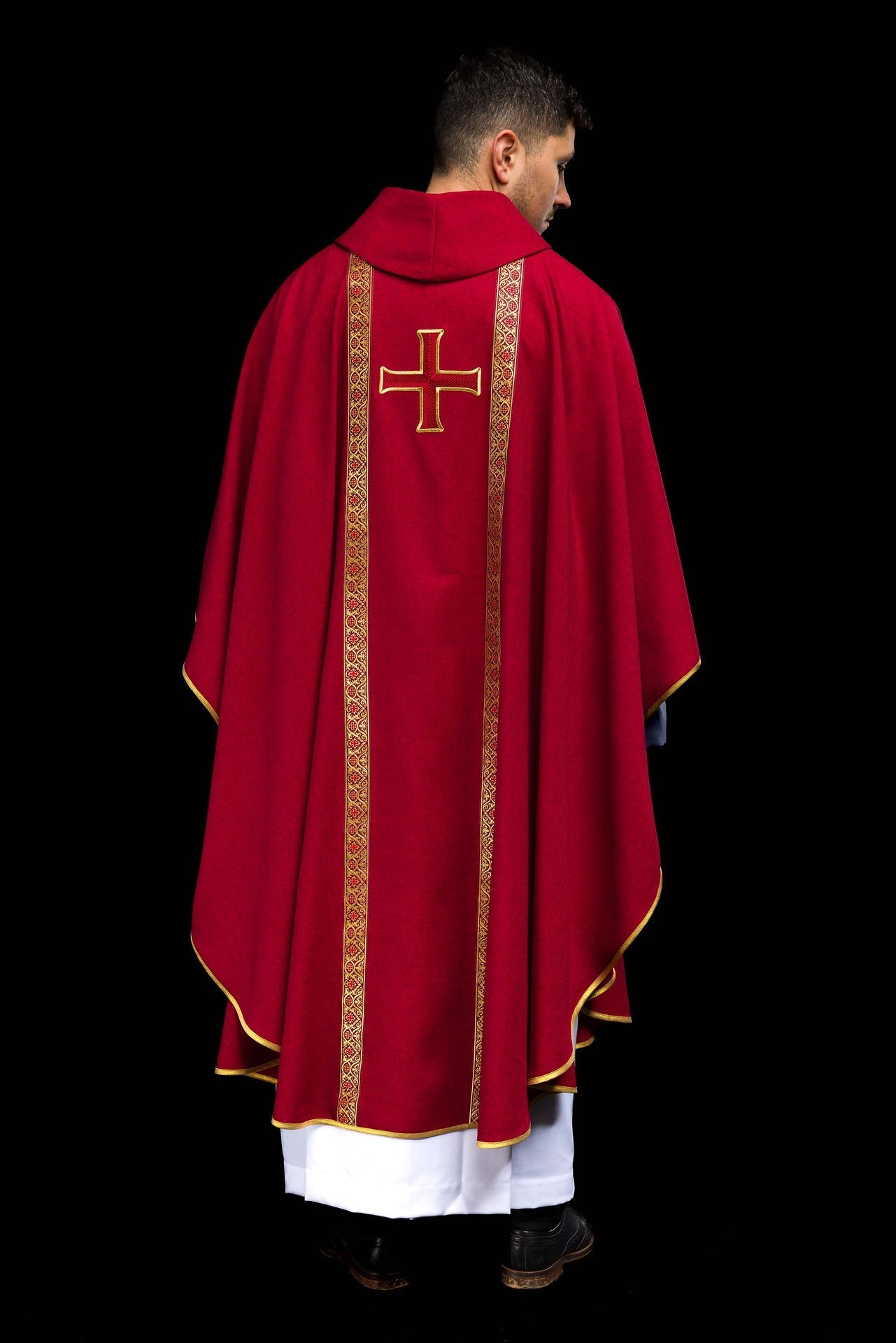 Ornat liturgiczny czerwony z haftowanym krzyżem i taśmami żakardowymi - alba.pl