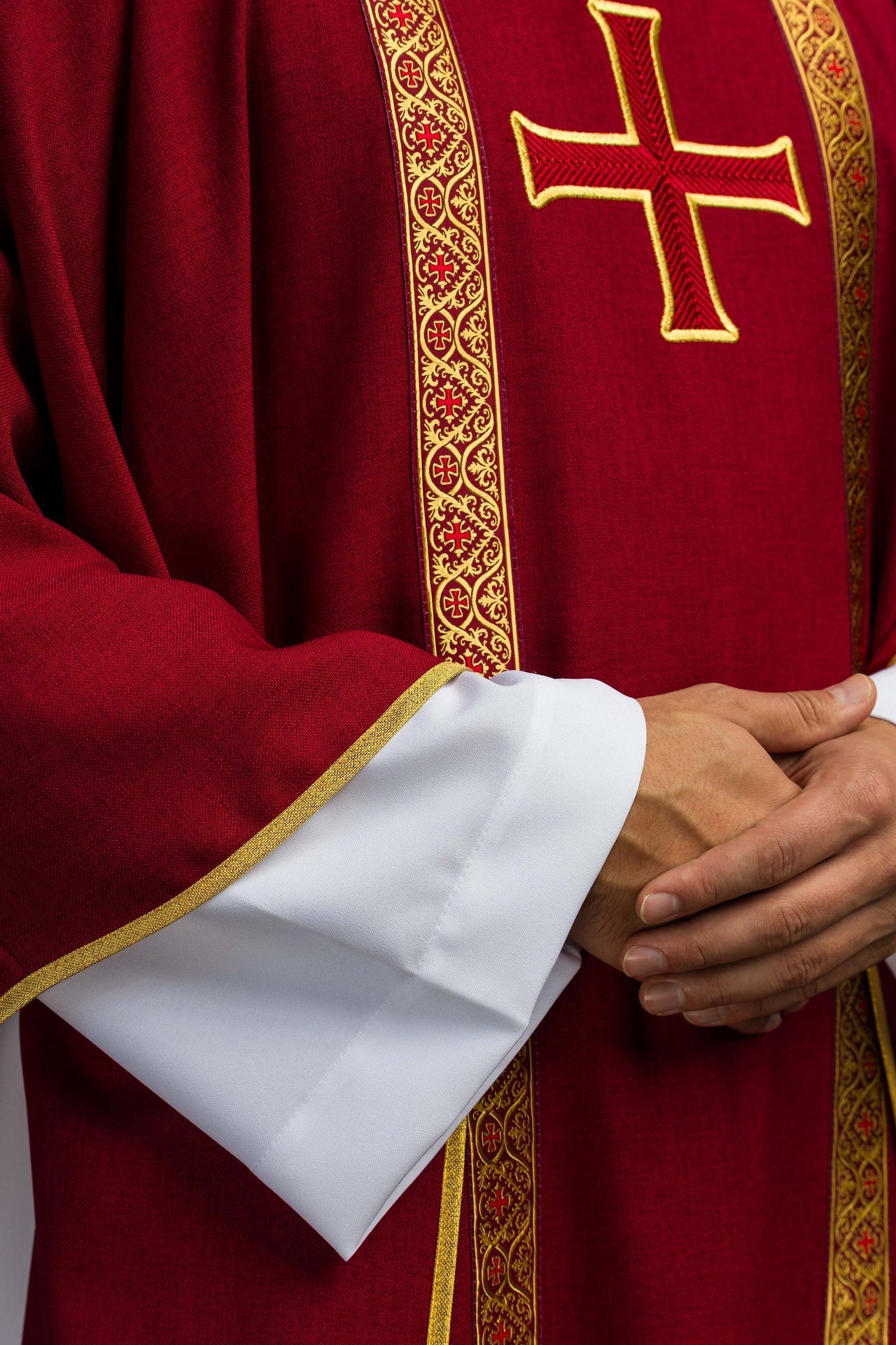 Ornat liturgiczny czerwony z haftowanym krzyżem i taśmami żakardowymi - alba.pl