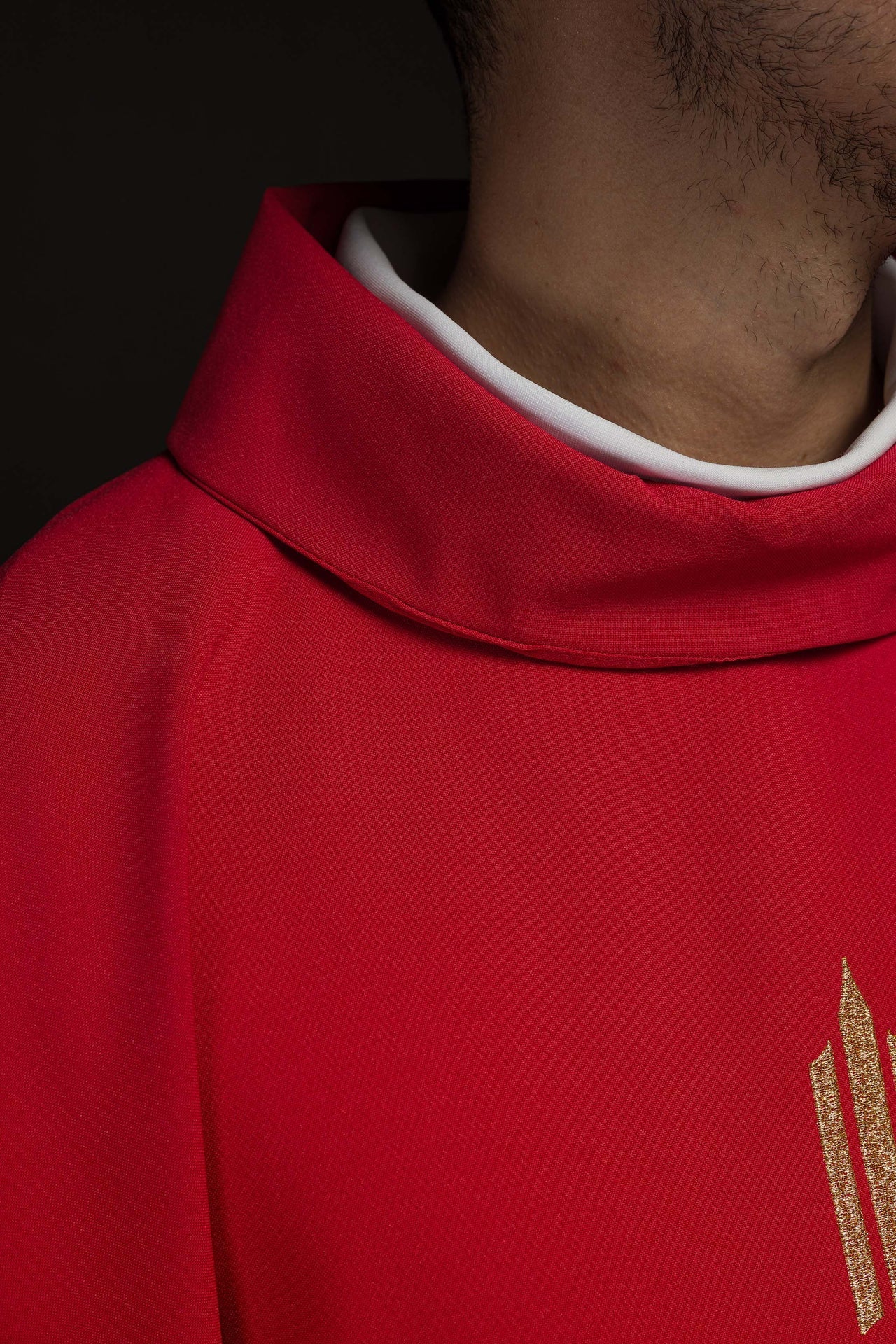 Ornat Liturgiczny Czerwony z Haftowanym Krzyżem IHS - Elegancki Symbol Wiary - alba.pl