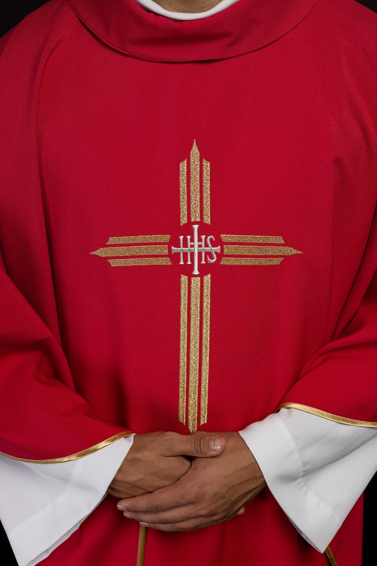 Ornat Liturgiczny Czerwony z Haftowanym Krzyżem IHS - Elegancki Symbol Wiary - alba.pl