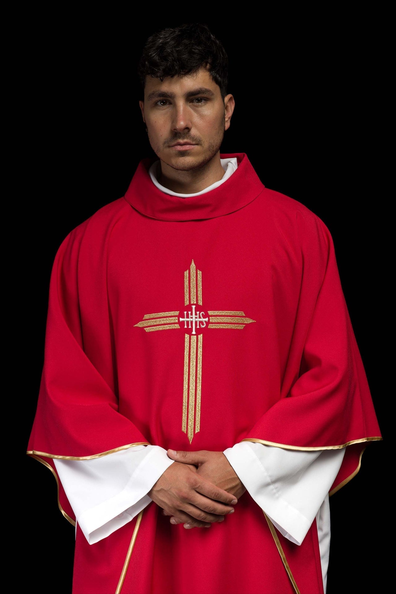 Ornat Liturgiczny Czerwony z Haftowanym Krzyżem IHS - Elegancki Symbol Wiary - alba.pl