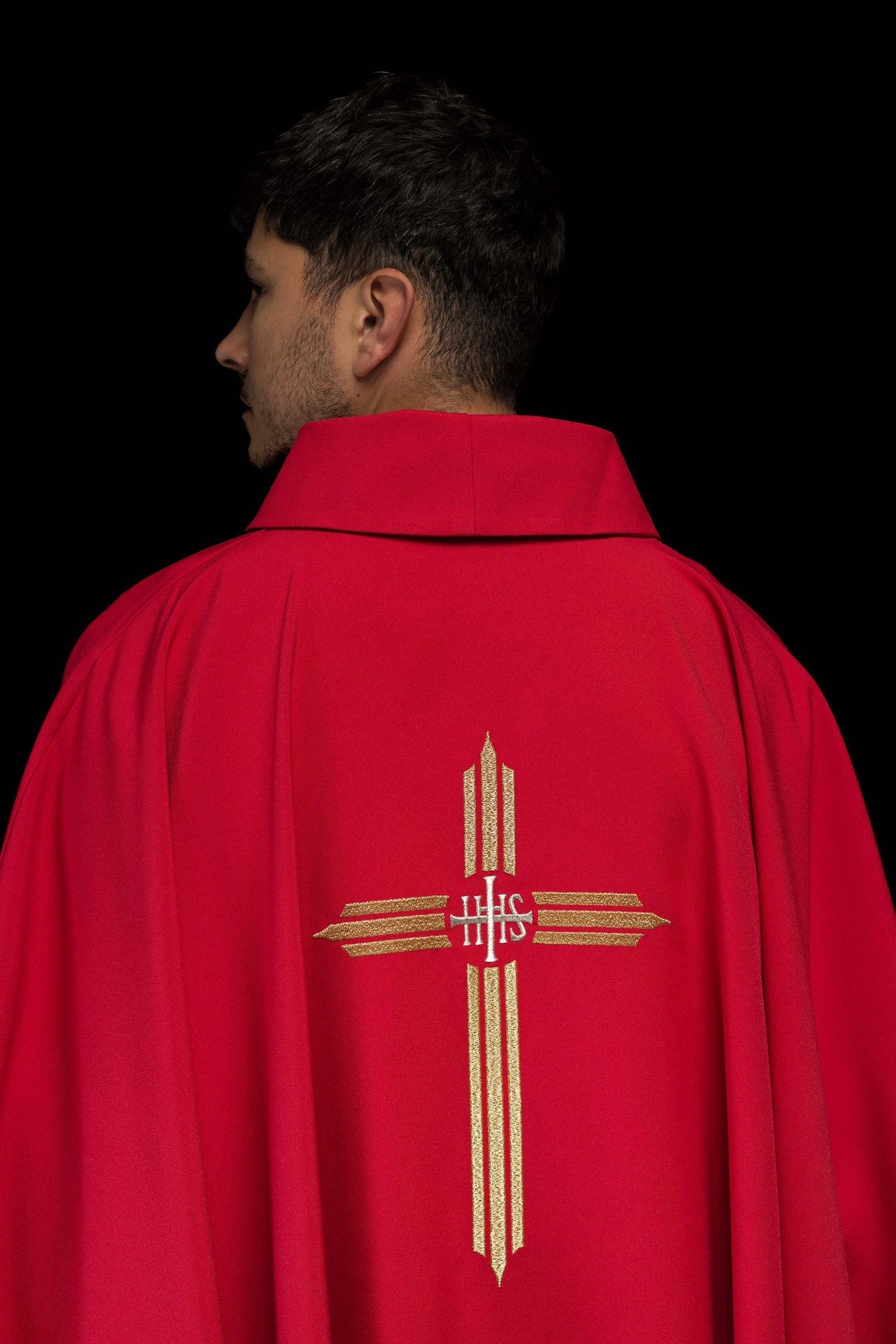 Ornat Liturgiczny Czerwony z Haftowanym Krzyżem IHS - Elegancki Symbol Wiary - alba.pl