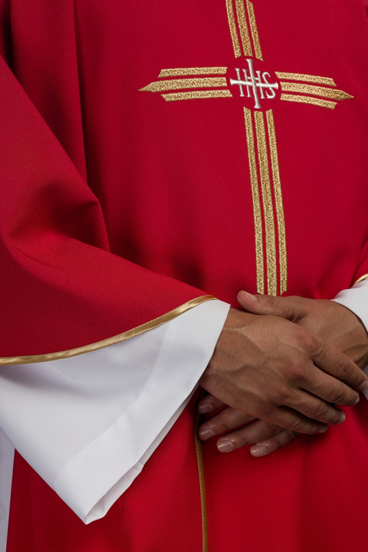 Ornat Liturgiczny Czerwony z Haftowanym Krzyżem IHS - Elegancki Symbol Wiary - alba.pl