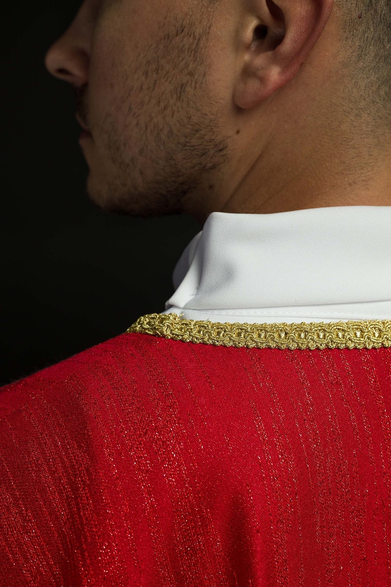 Ornat Liturgiczny Czerwony z Haftowanym Krzyżem na Ozdobnej Tkaninie - alba.pl