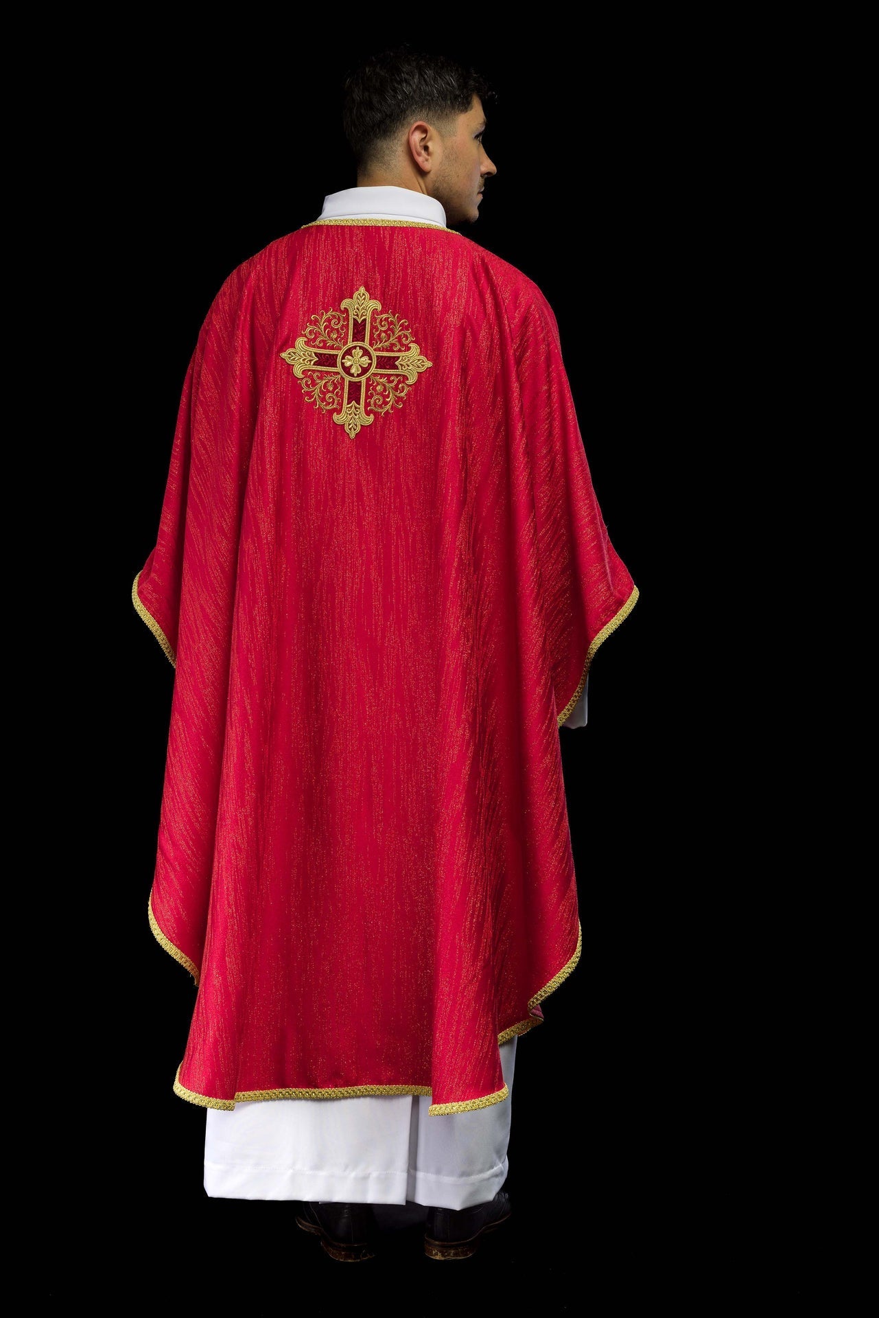 Ornat Liturgiczny Czerwony z Haftowanym Krzyżem na Ozdobnej Tkaninie - alba.pl