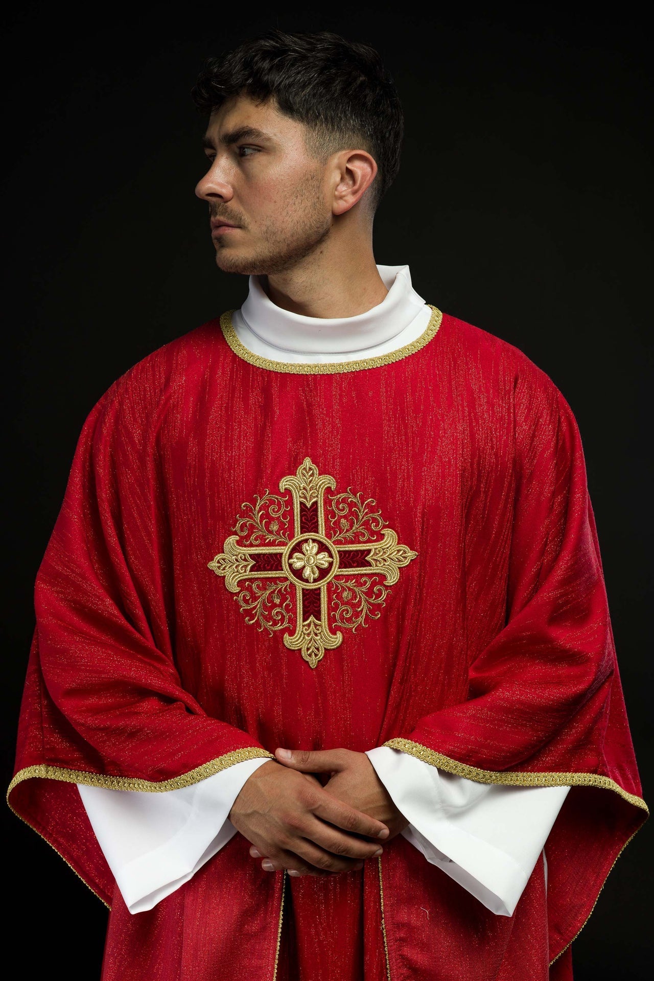 Ornat Liturgiczny Czerwony z Haftowanym Krzyżem na Ozdobnej Tkaninie - alba.pl