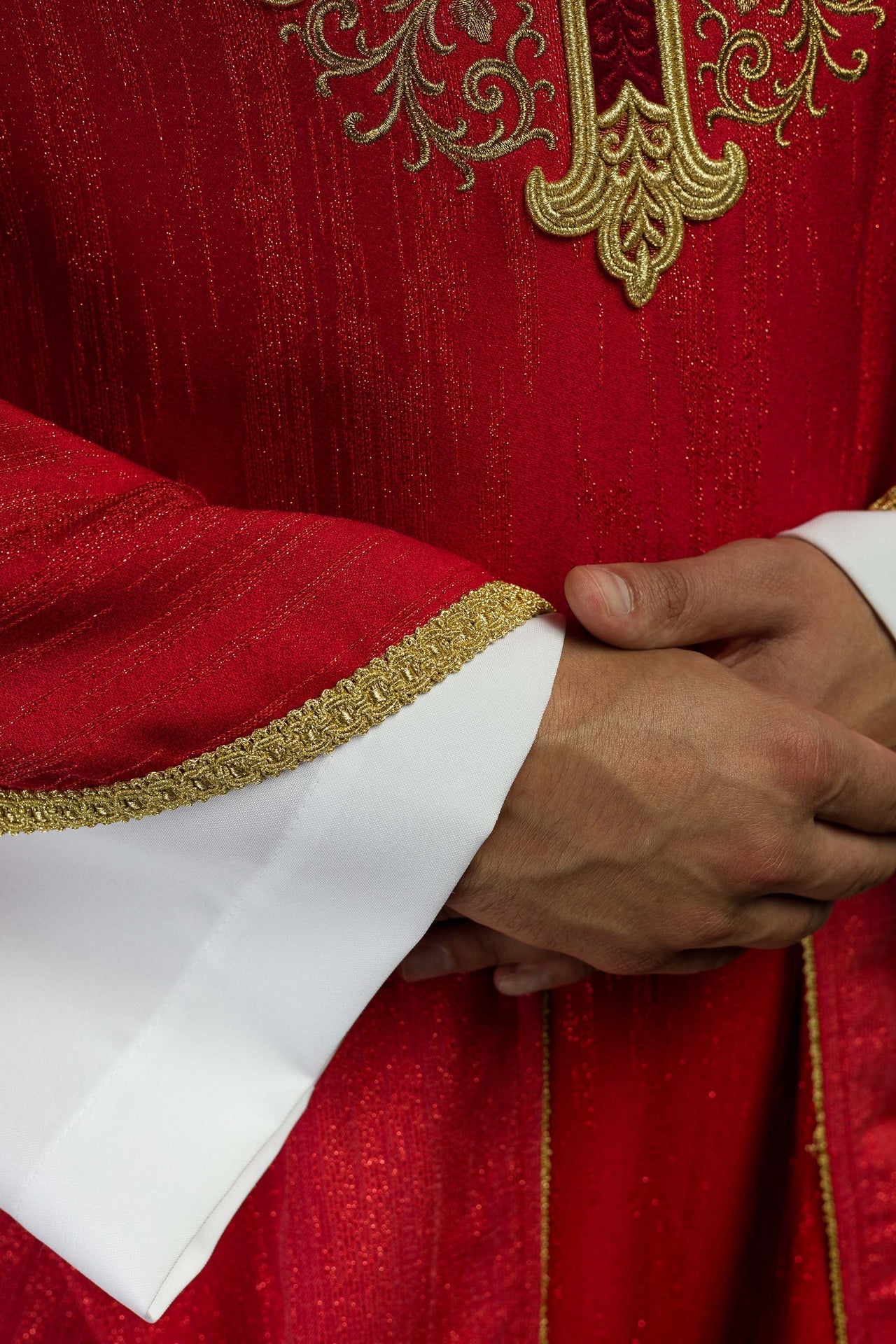 Ornat Liturgiczny Czerwony z Haftowanym Krzyżem na Ozdobnej Tkaninie - alba.pl