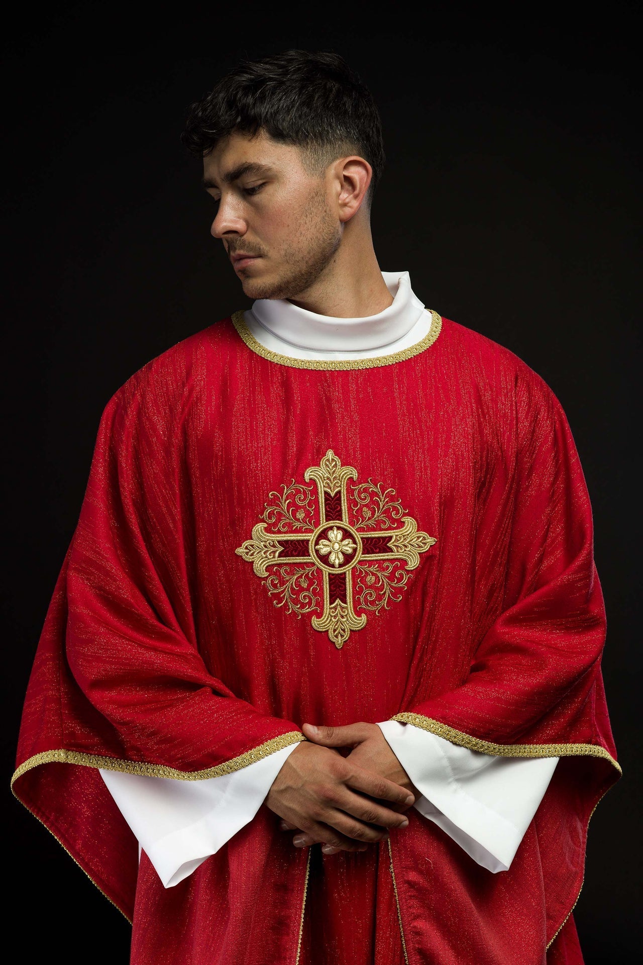 Ornat Liturgiczny Czerwony z Haftowanym Krzyżem na Ozdobnej Tkaninie - alba.pl