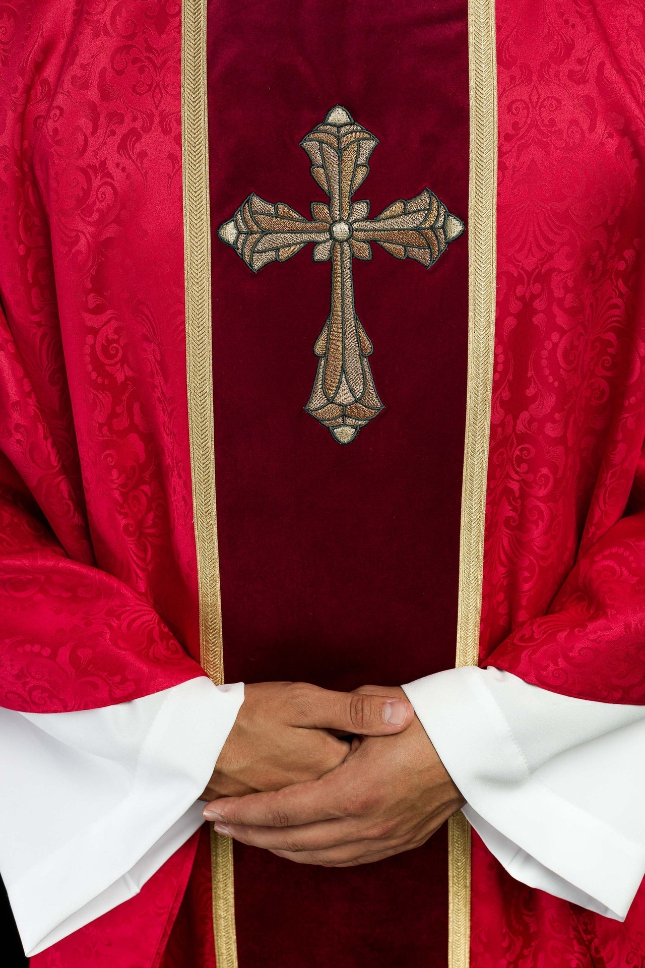 Ornat Liturgiczny Czerwony z Haftowanym Krzyżem na Żakardzie - alba.pl