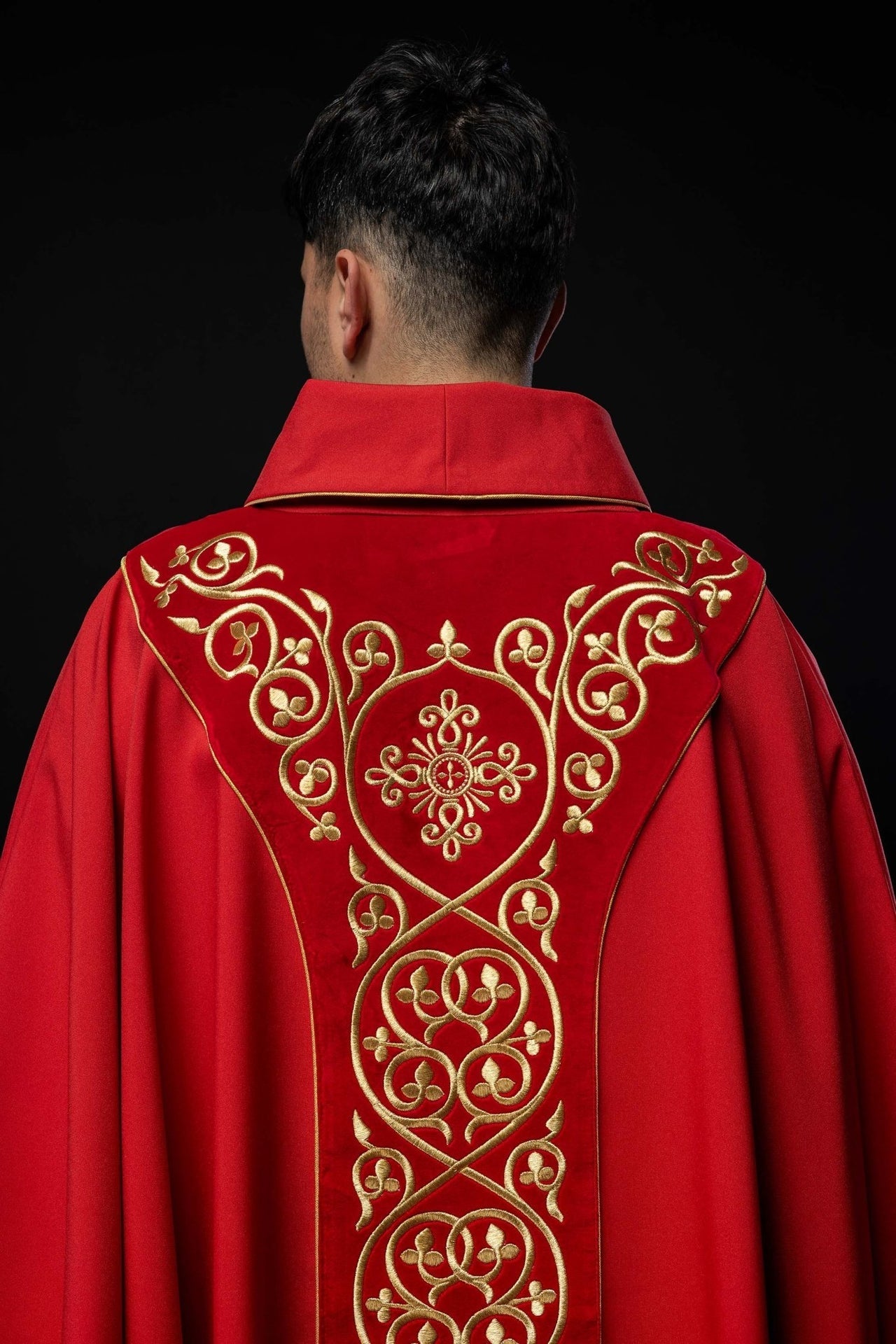 Ornat Liturgiczny Czerwony z Haftowanym Pasem Aksamitnym - alba.pl
