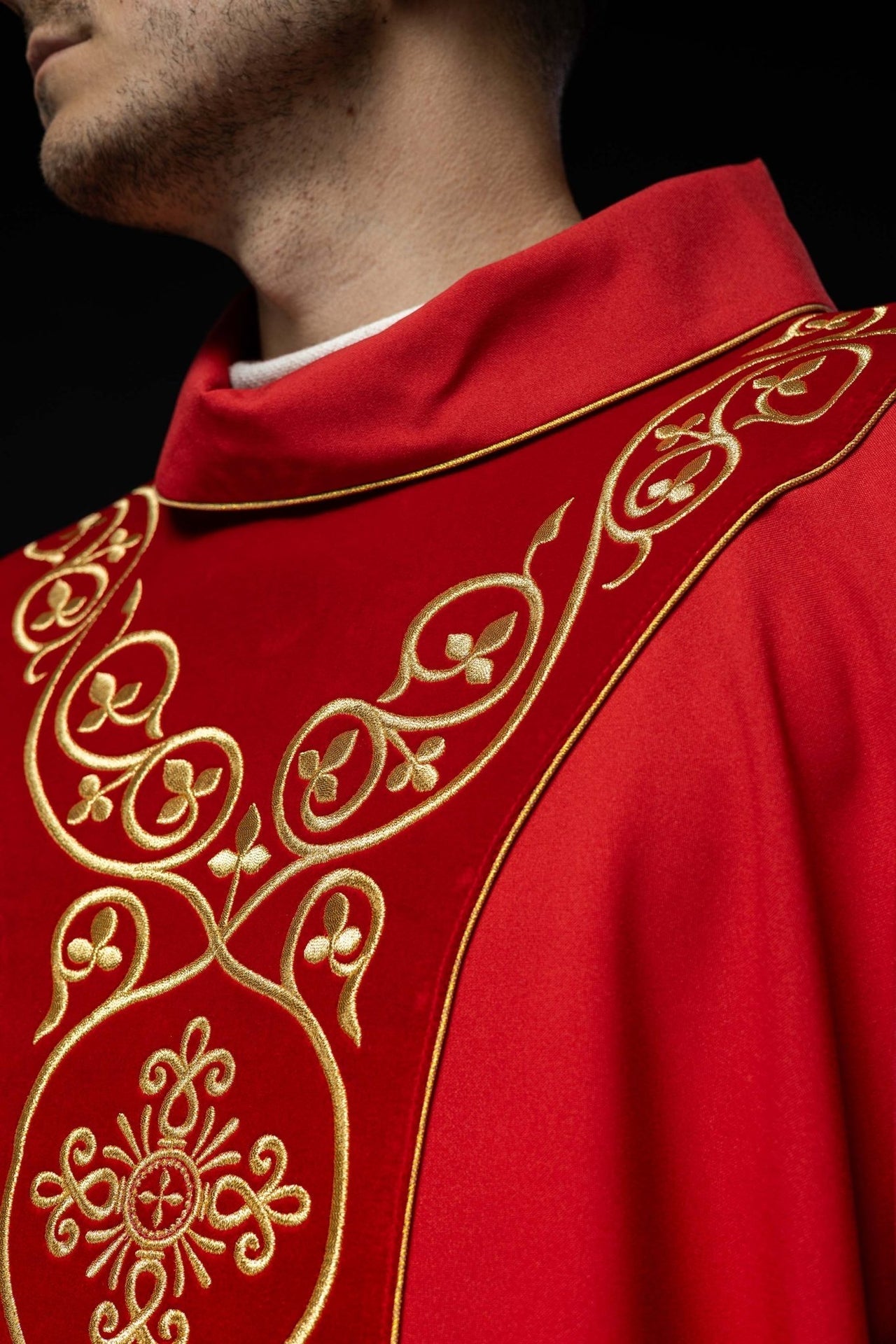 Ornat Liturgiczny Czerwony z Haftowanym Pasem Aksamitnym - alba.pl