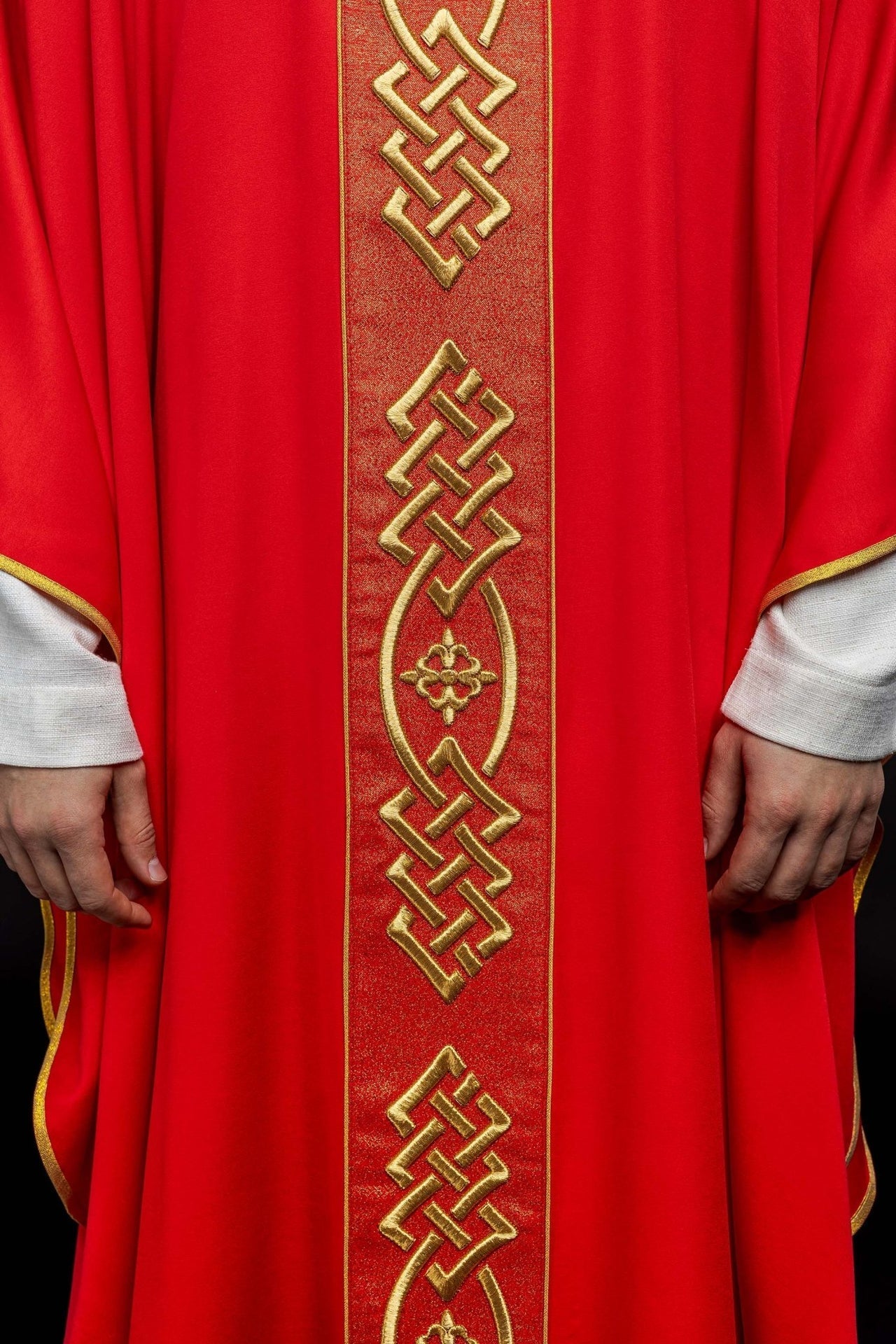 Ornat Liturgiczny Czerwony z Haftowanym Złotym Krzyżem - alba.pl