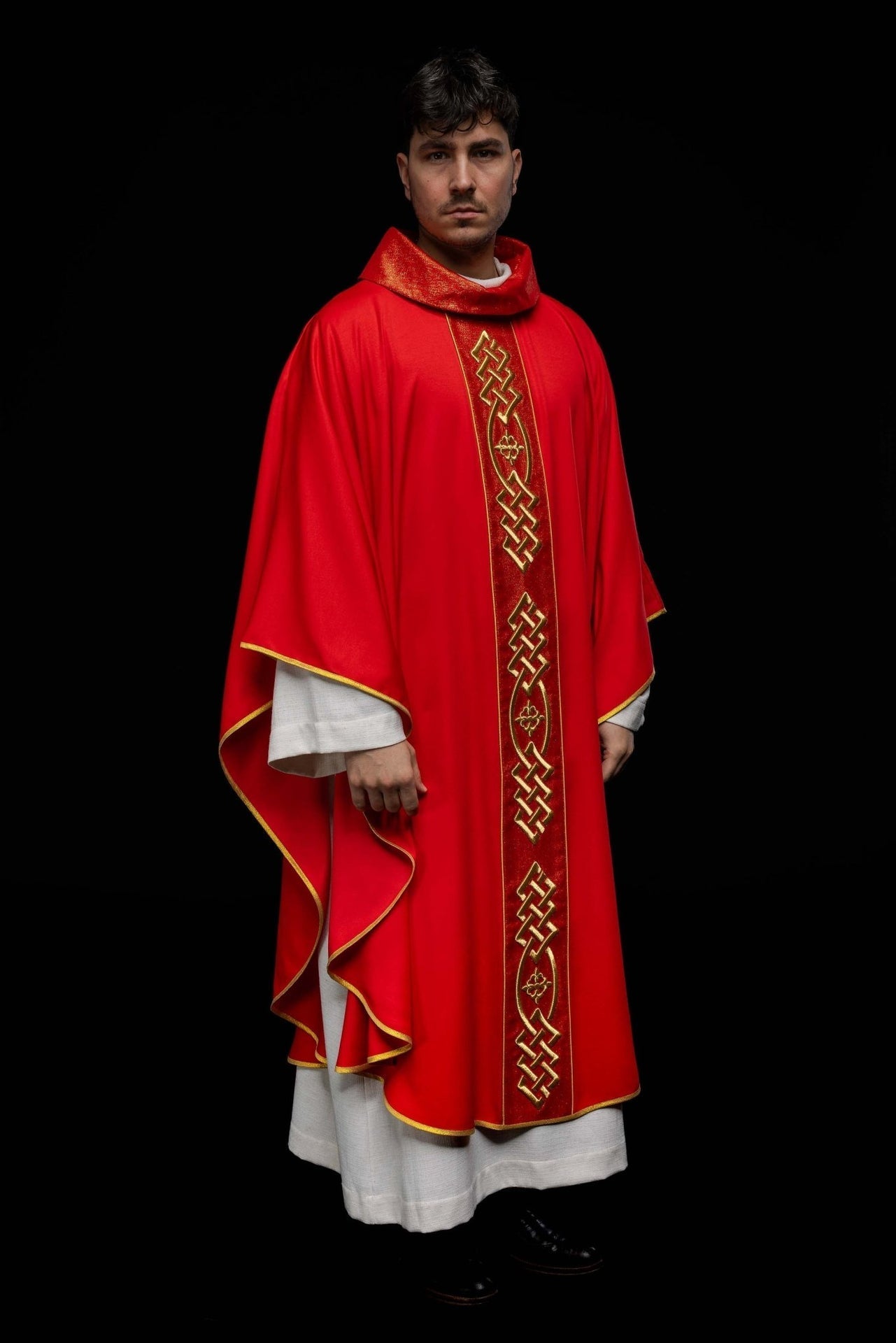 Ornat Liturgiczny Czerwony z Haftowanym Złotym Krzyżem - alba.pl