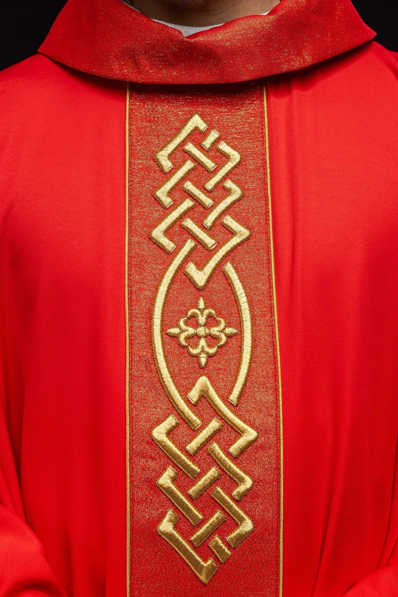 Ornat Liturgiczny Czerwony z Haftowanym Złotym Krzyżem - alba.pl