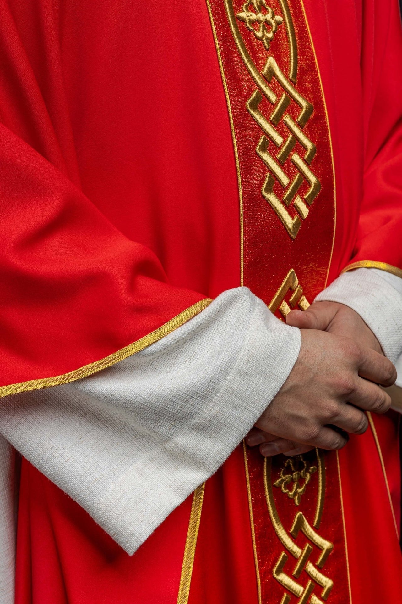 Ornat Liturgiczny Czerwony z Haftowanym Złotym Krzyżem - alba.pl