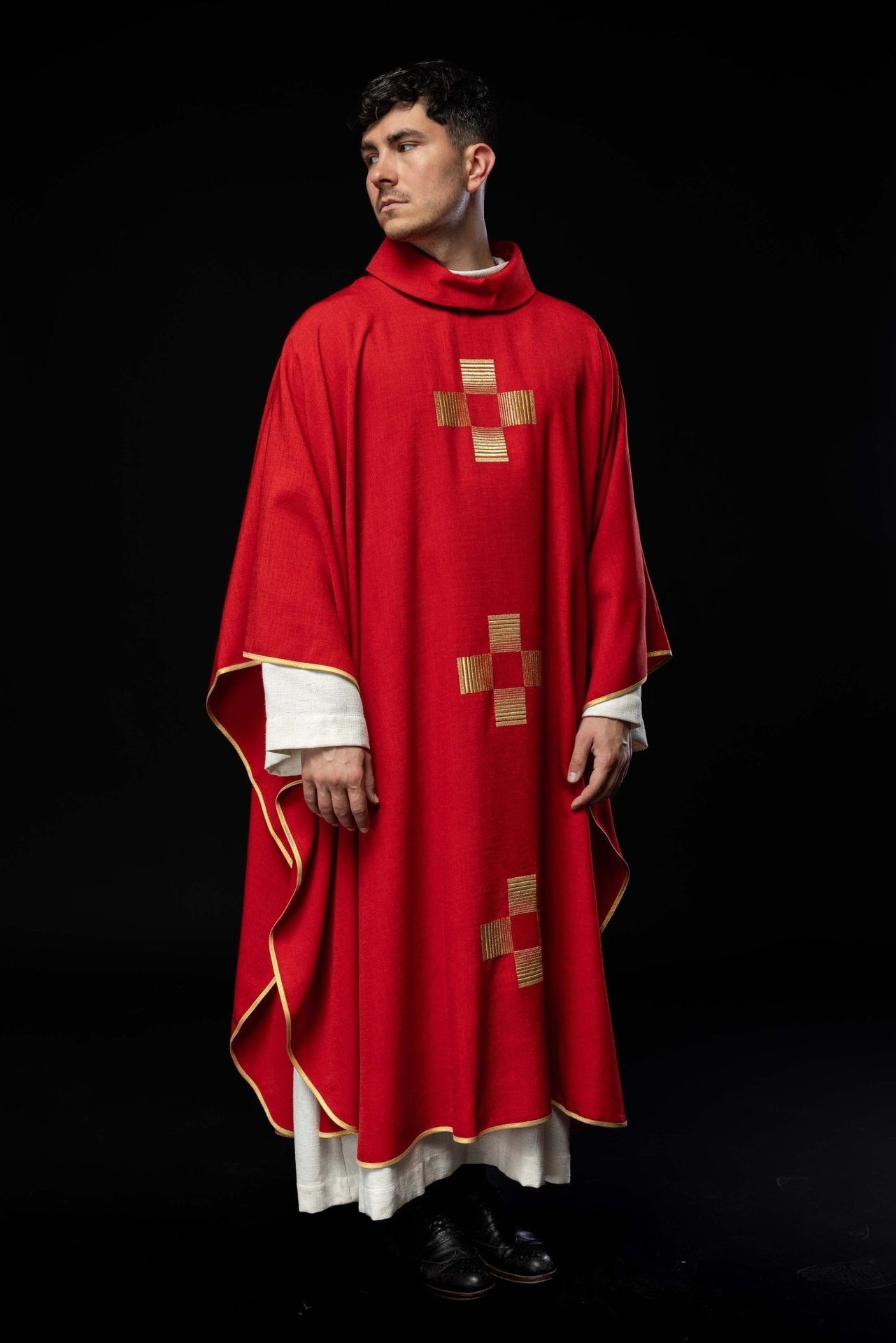 Ornat Liturgiczny Czerwony z Haftowanymi Krzyżami - alba.pl