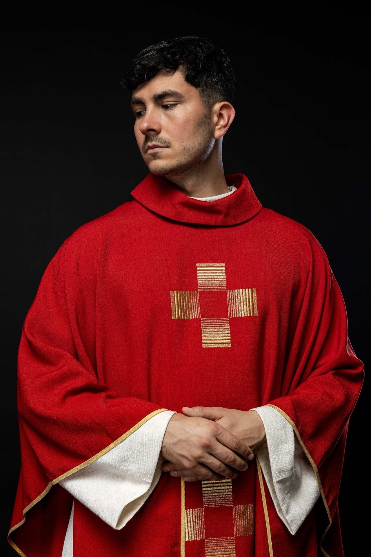 Ornat Liturgiczny Czerwony z Haftowanymi Krzyżami - alba.pl