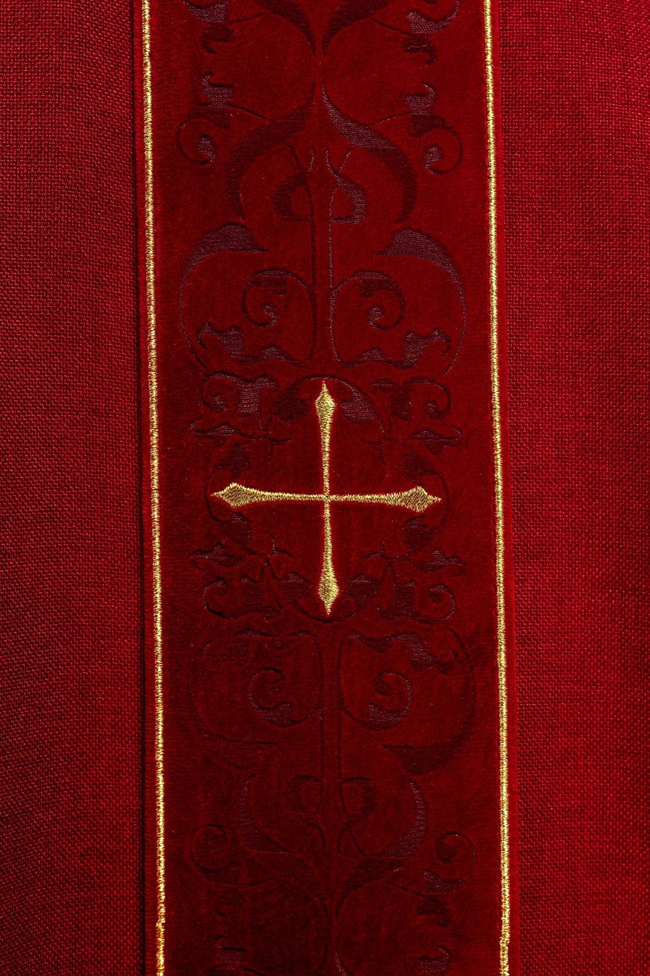 Ornat Liturgiczny Czerwony z Haftowanymi Krzyżami - Elegancki Strój Kapłański - alba.pl