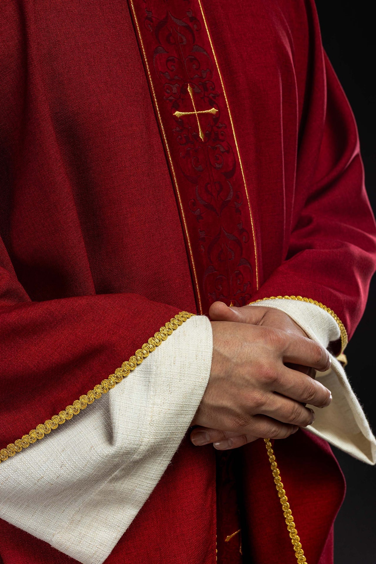 Ornat Liturgiczny Czerwony z Haftowanymi Krzyżami - Elegancki Strój Kapłański - alba.pl