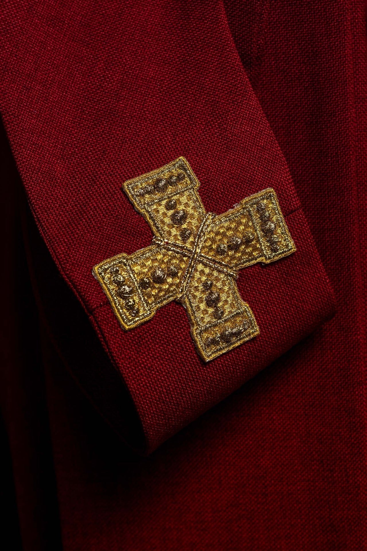 Ornat Liturgiczny Czerwony z Haftowanymi Krzyżami - Elegancki Strój Kapłański - alba.pl