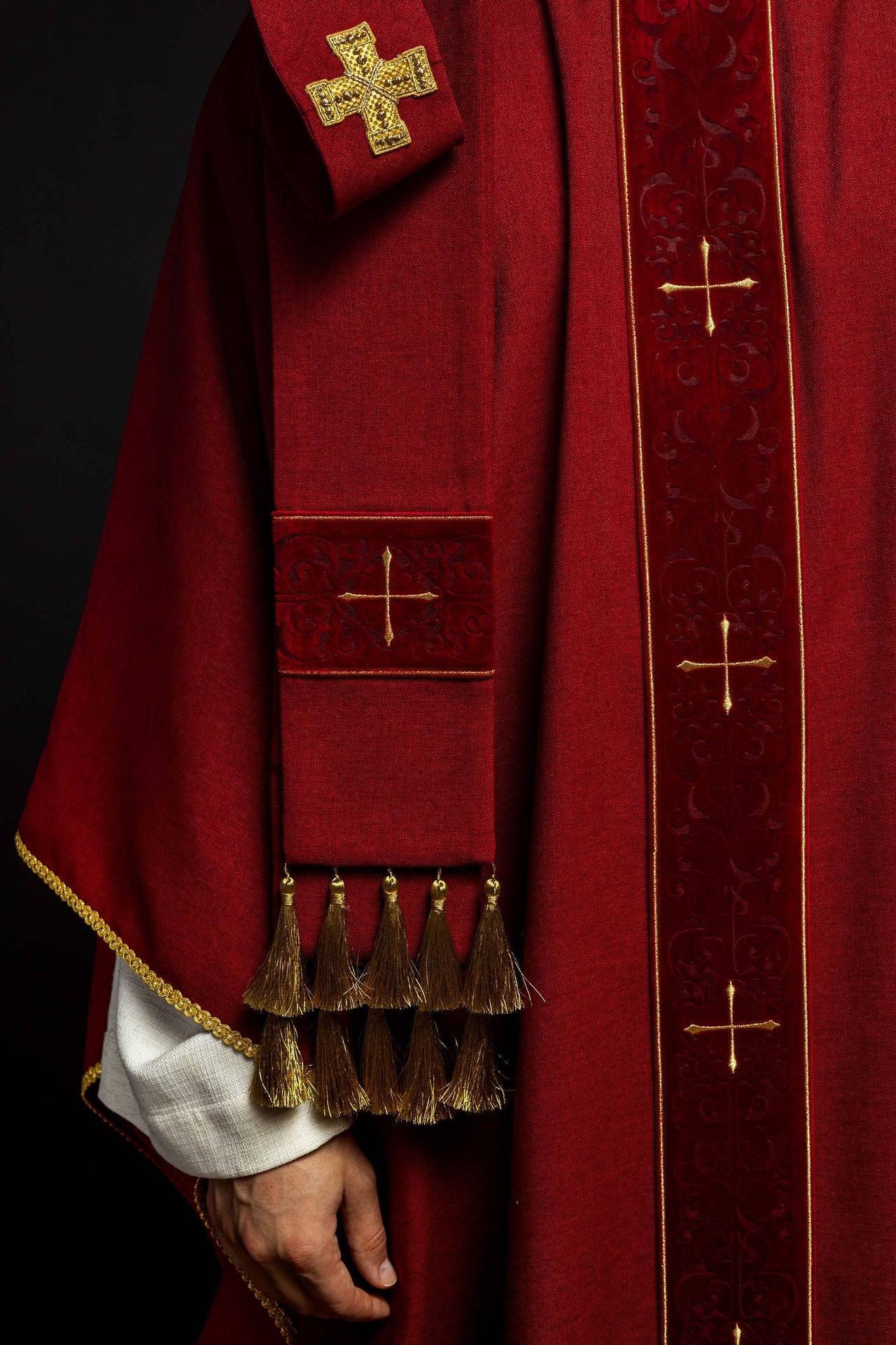 Ornat Liturgiczny Czerwony z Haftowanymi Krzyżami - Elegancki Strój Kapłański - alba.pl