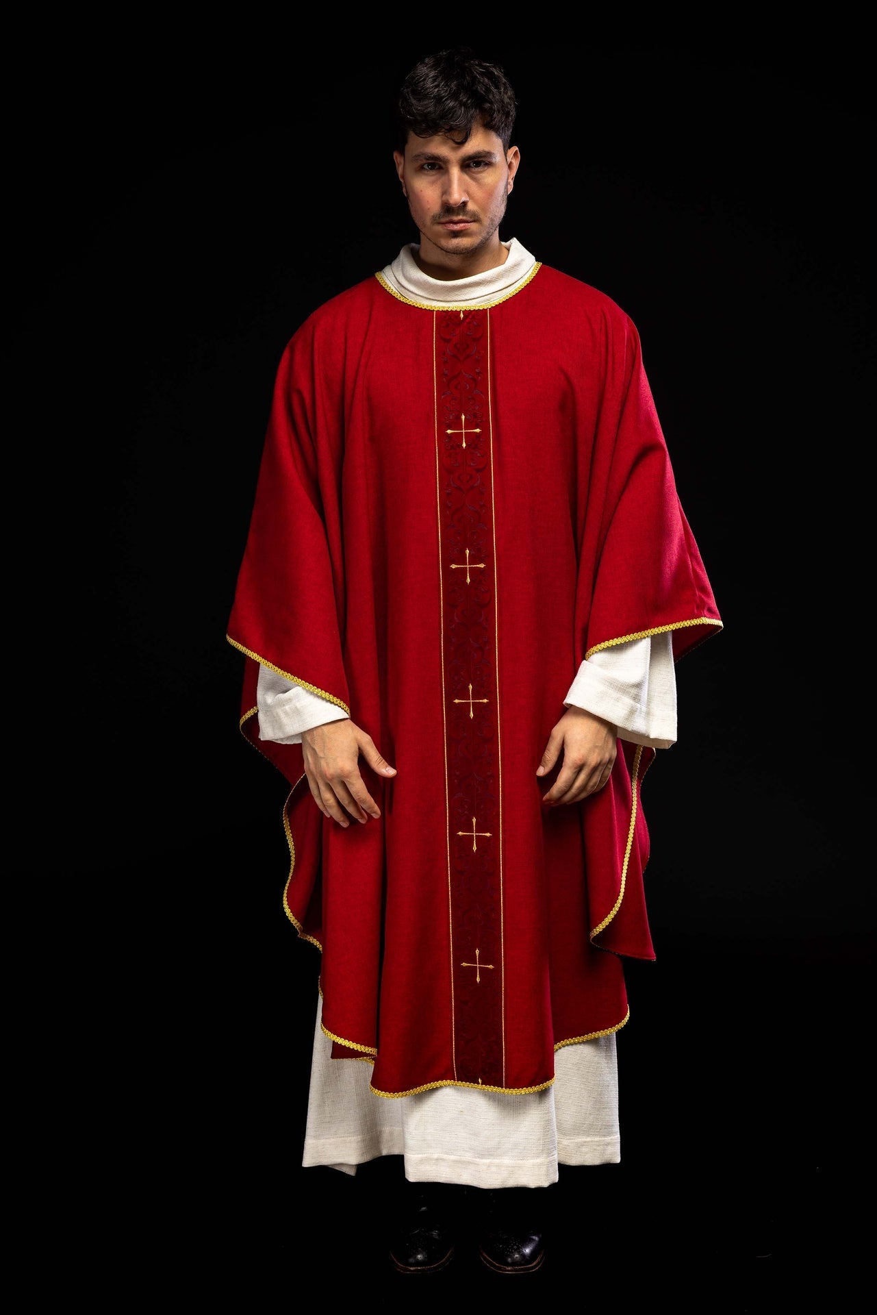 Ornat Liturgiczny Czerwony z Haftowanymi Krzyżami - Elegancki Strój Kapłański - alba.pl