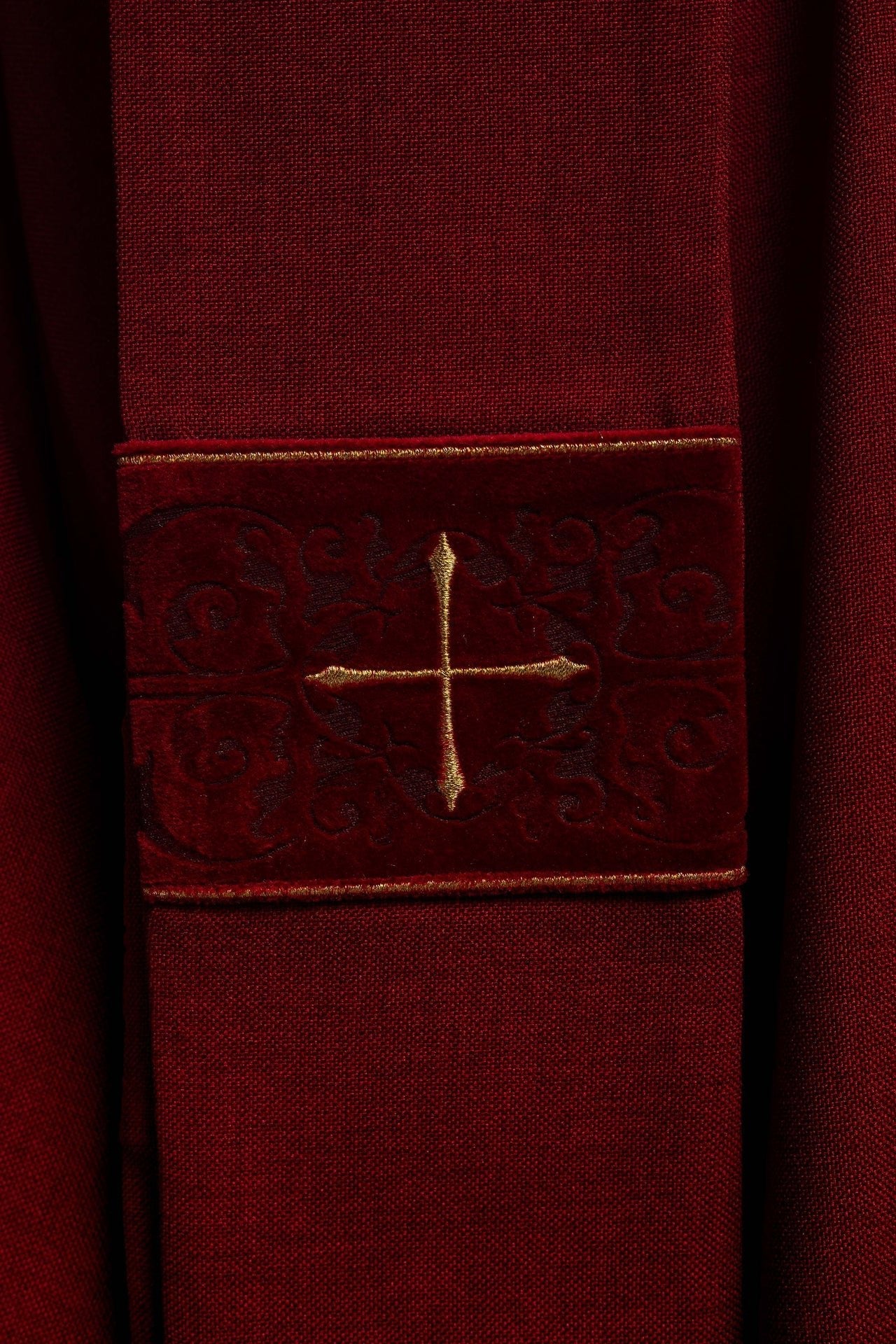 Ornat Liturgiczny Czerwony z Haftowanymi Krzyżami - Elegancki Strój Kapłański - alba.pl