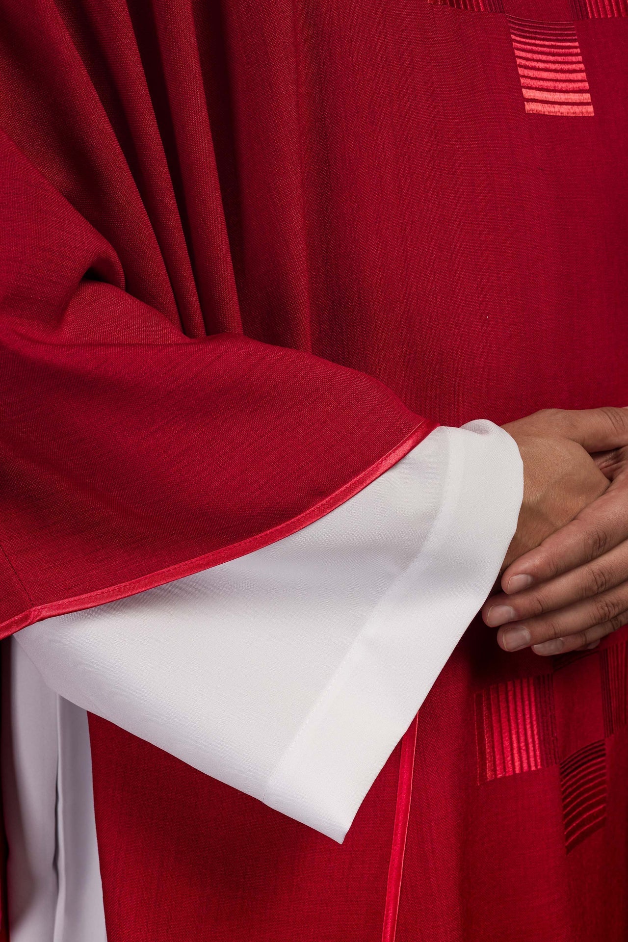 Ornat Liturgiczny Czerwony z Haftowanymi Krzyżami i Stułą - alba.pl