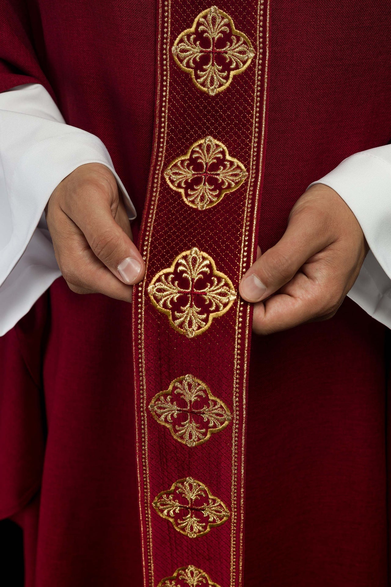 Ornat Liturgiczny Czerwony z Haftowanymi Krzyżami - Polska Produkcja - alba.pl