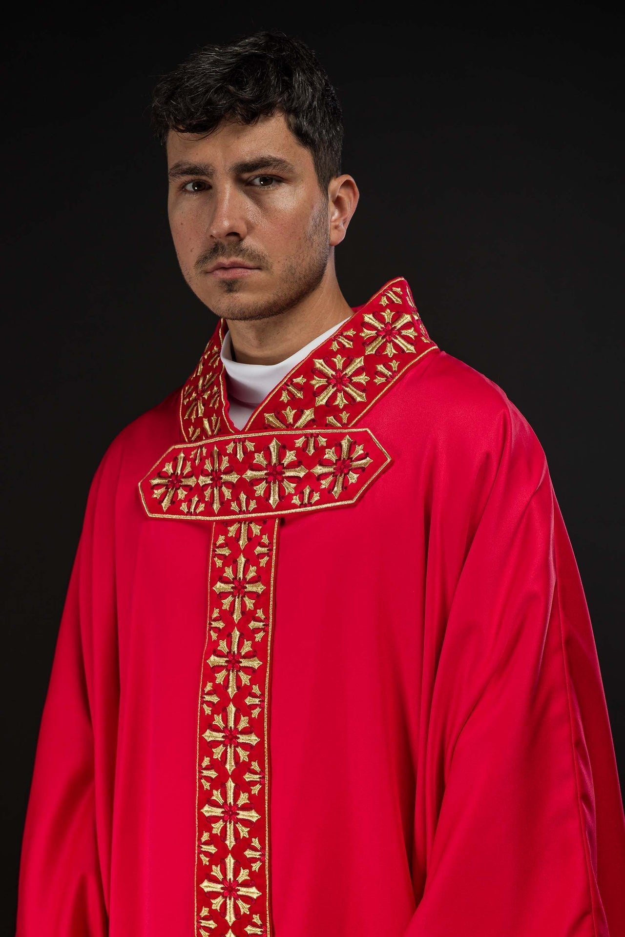 Ornat Liturgiczny Czerwony z Haftowanymi Złotymi Krzyżami - alba.pl