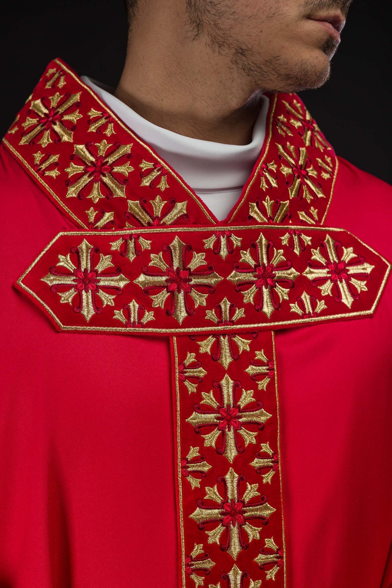 Ornat Liturgiczny Czerwony z Haftowanymi Złotymi Krzyżami - alba.pl