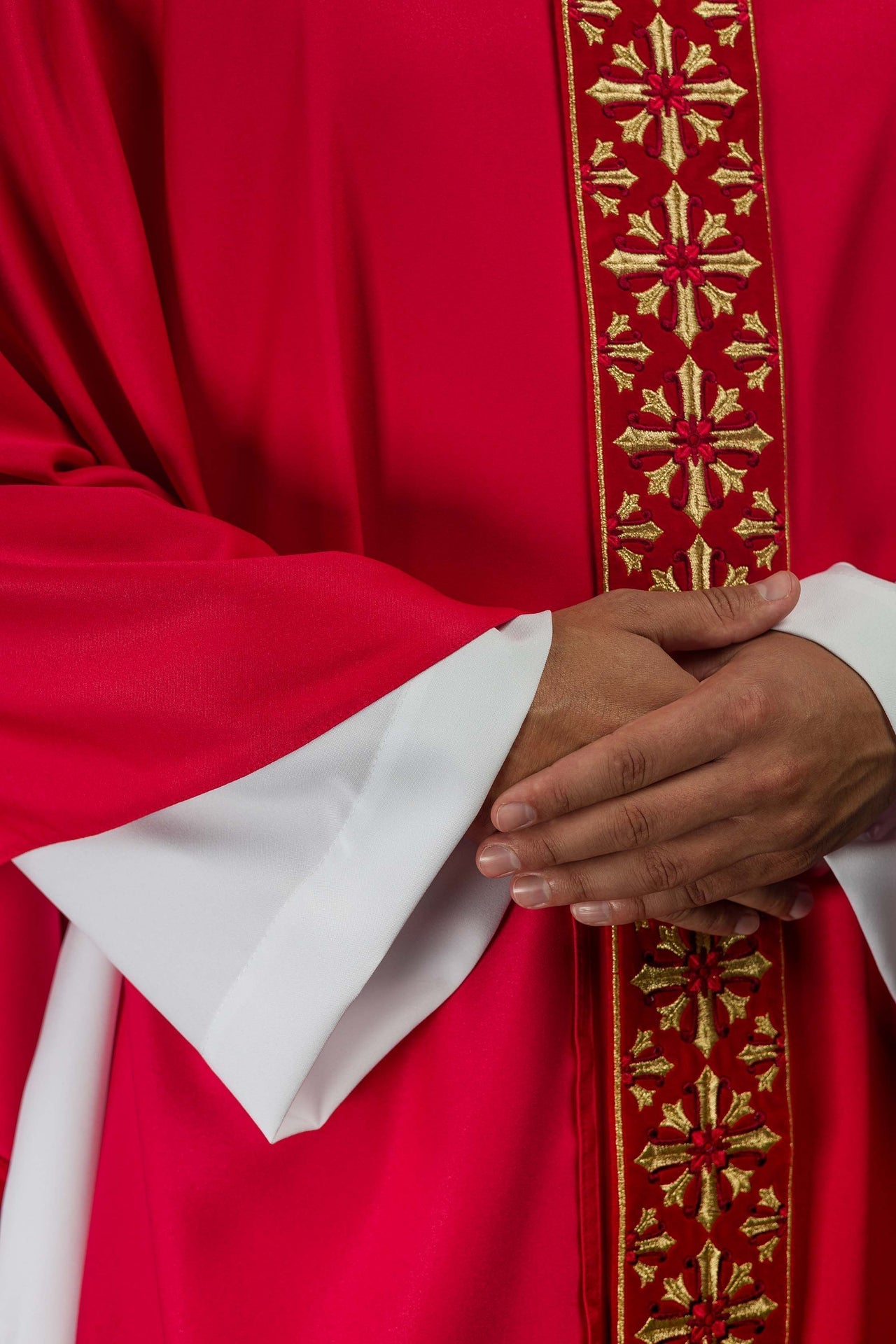 Ornat Liturgiczny Czerwony z Haftowanymi Złotymi Krzyżami - alba.pl
