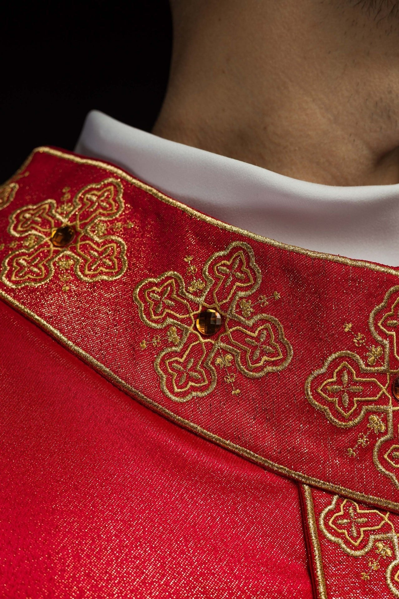 Ornat Liturgiczny Czerwony Zdobiony Haftem i Kamieniami - alba.pl