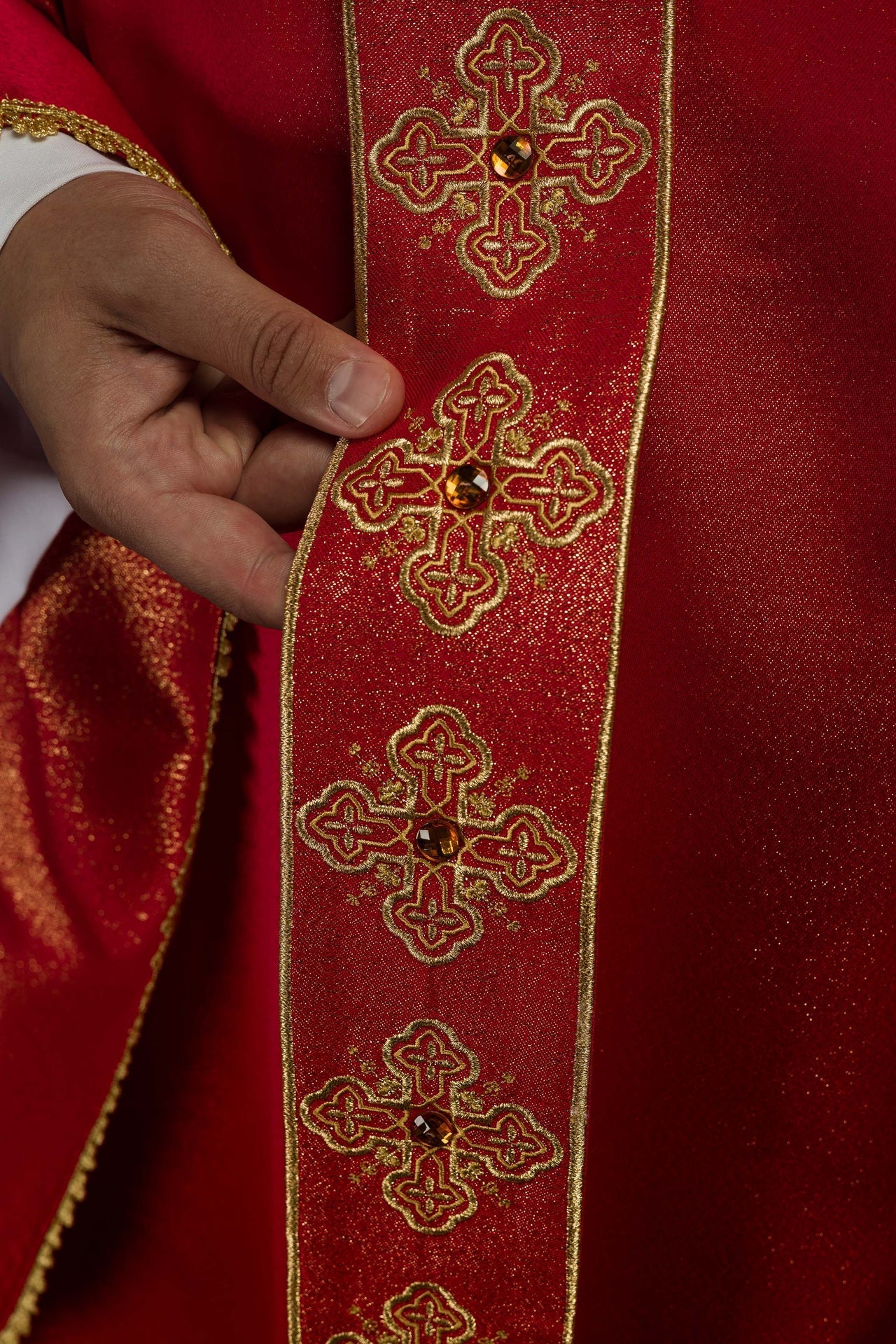 Ornat Liturgiczny Czerwony Zdobiony Haftem i Kamieniami - alba.pl