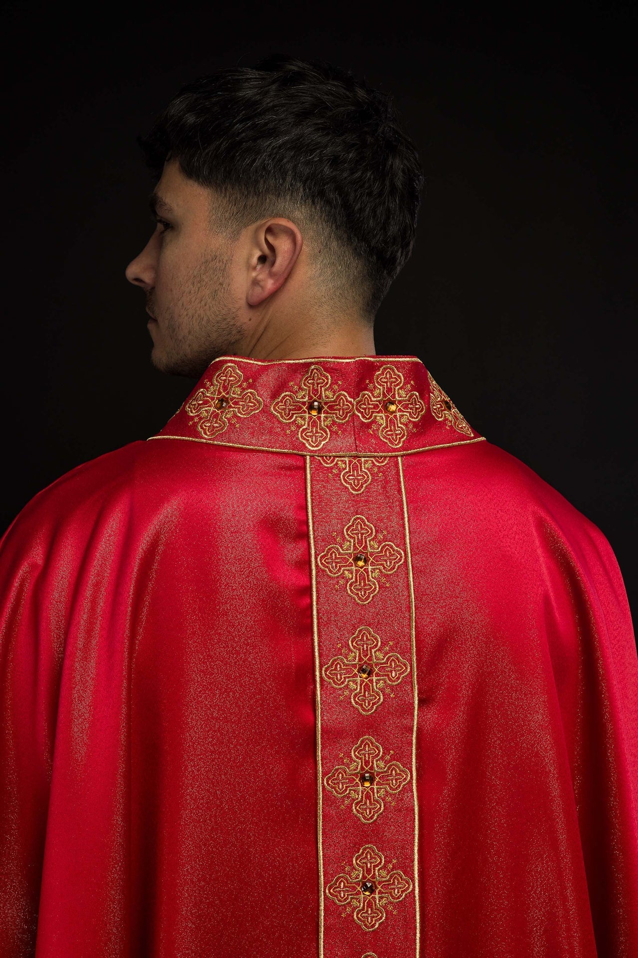 Ornat Liturgiczny Czerwony Zdobiony Haftem i Kamieniami - alba.pl