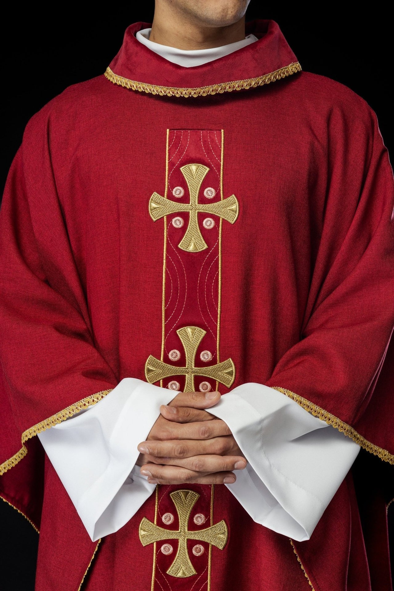 Ornat Liturgiczny Czerwony ze Złotymi Krzyżami i Lamówką - alba.pl