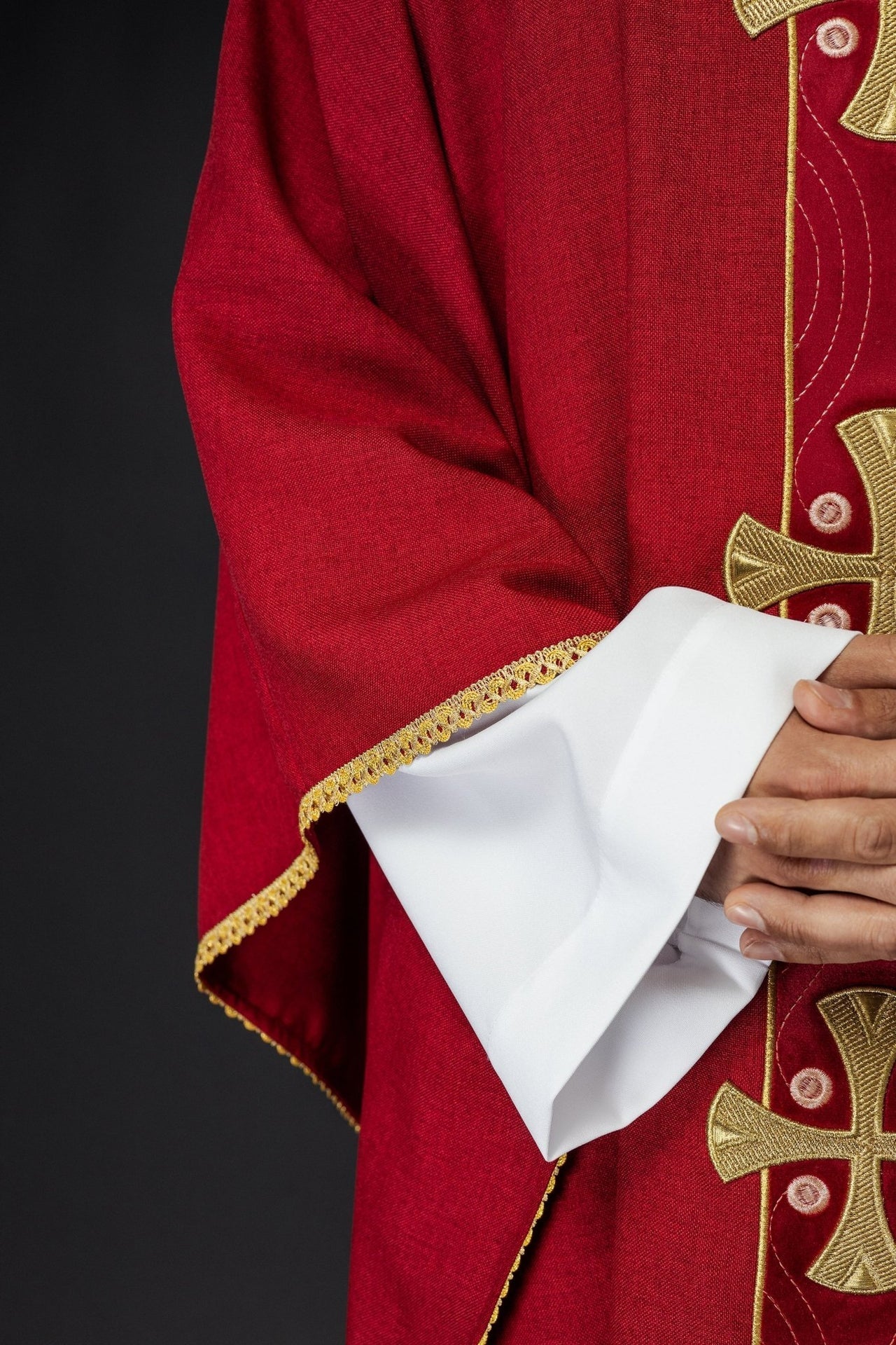 Ornat Liturgiczny Czerwony ze Złotymi Krzyżami i Lamówką - alba.pl