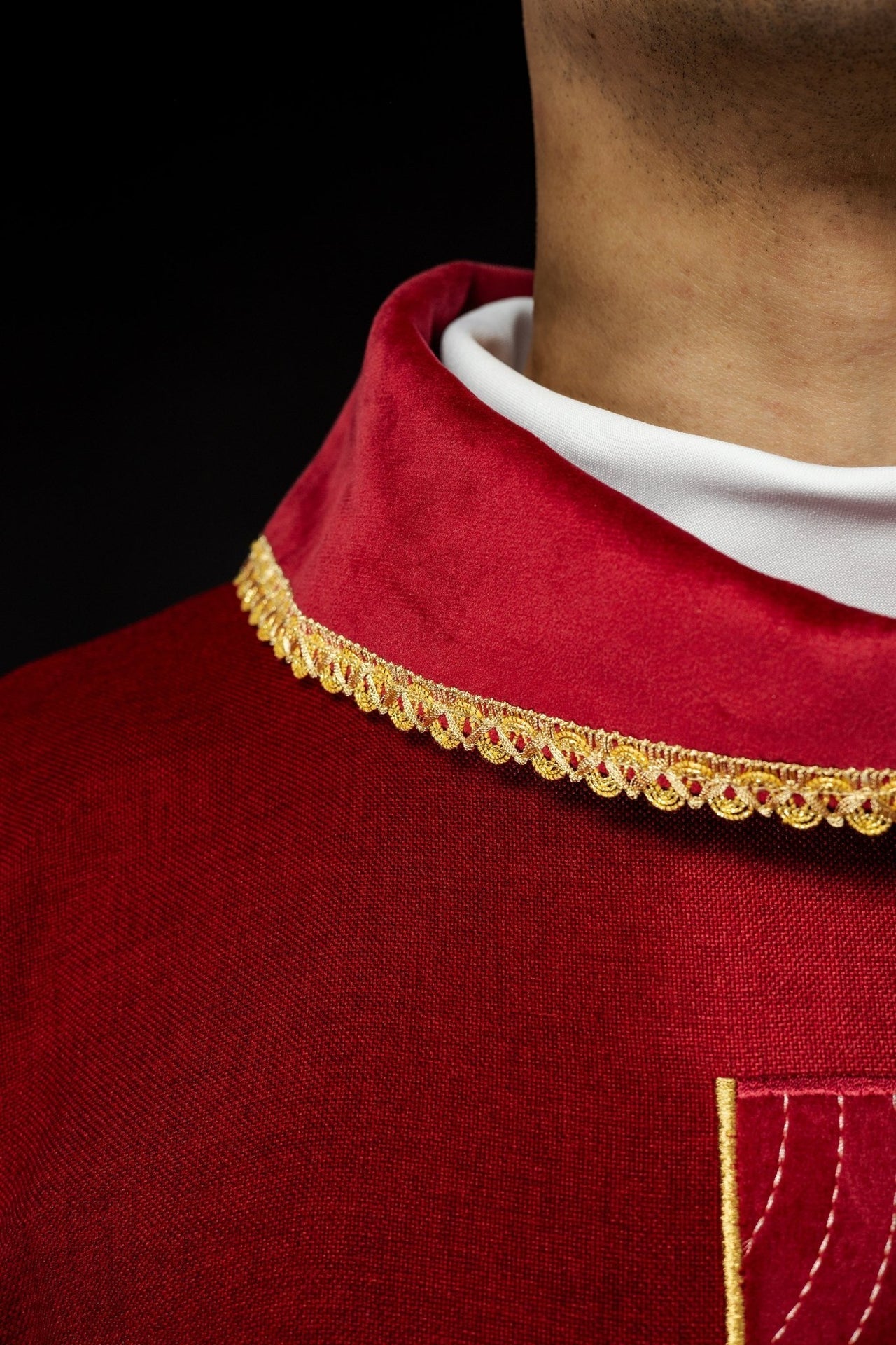 Ornat Liturgiczny Czerwony ze Złotymi Krzyżami i Lamówką - alba.pl