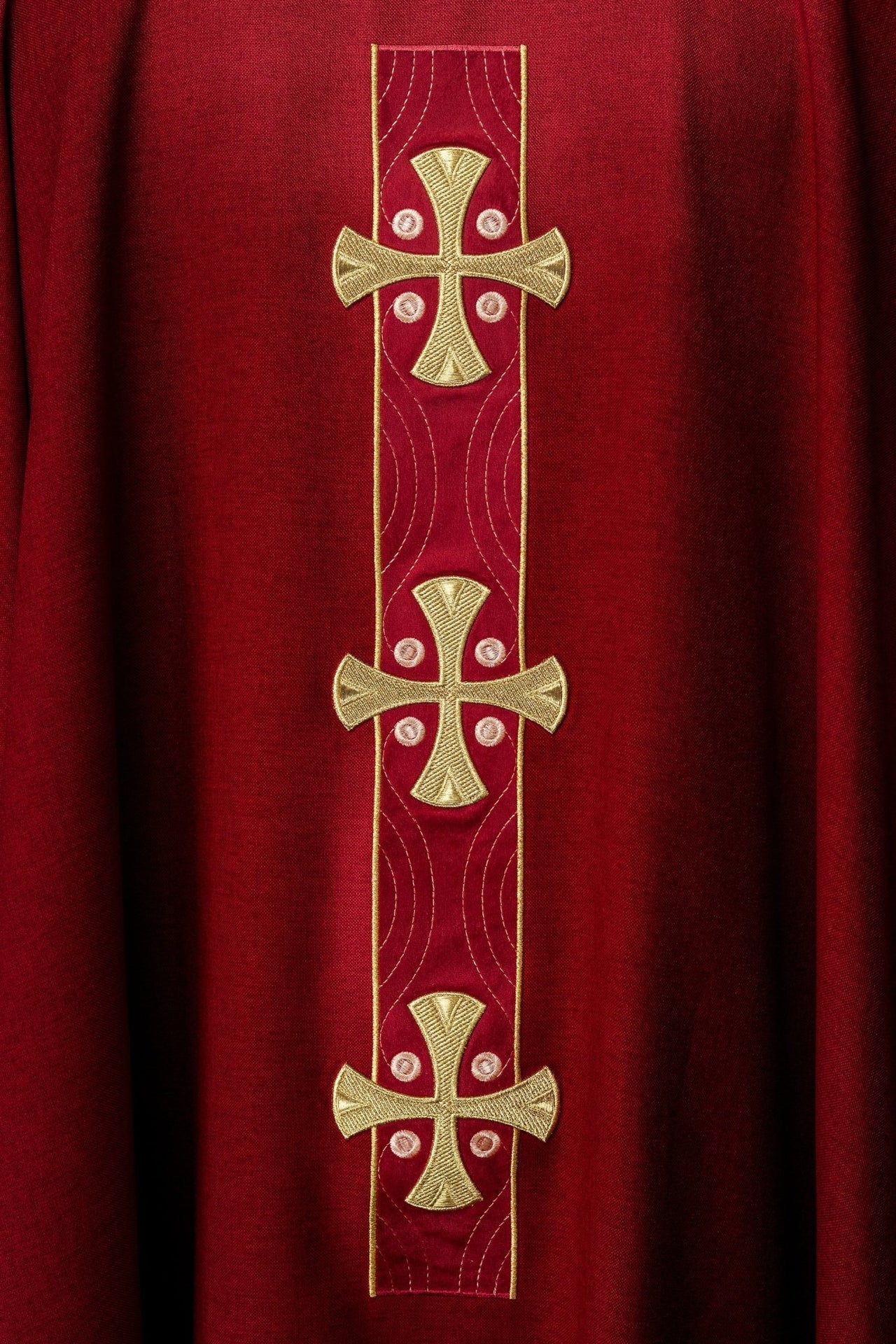 Ornat Liturgiczny Czerwony ze Złotymi Krzyżami i Lamówką - alba.pl