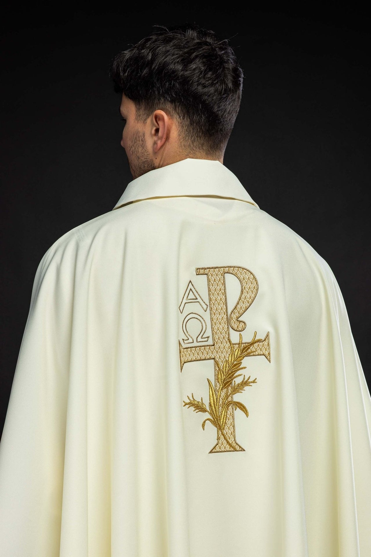 Ornat Liturgiczny Ecru Alfa i Omega - Szeroki Kołnierz Haftowany - alba.pl