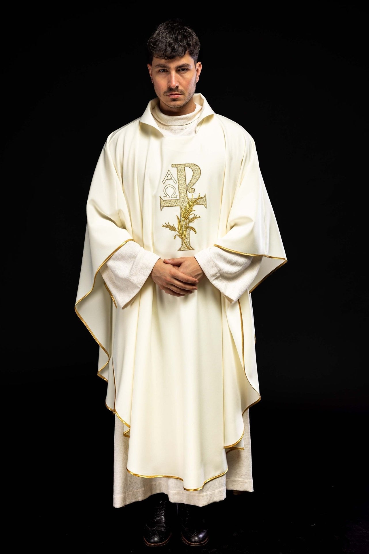 Ornat Liturgiczny Ecru Alfa i Omega - Szeroki Kołnierz Haftowany - alba.pl