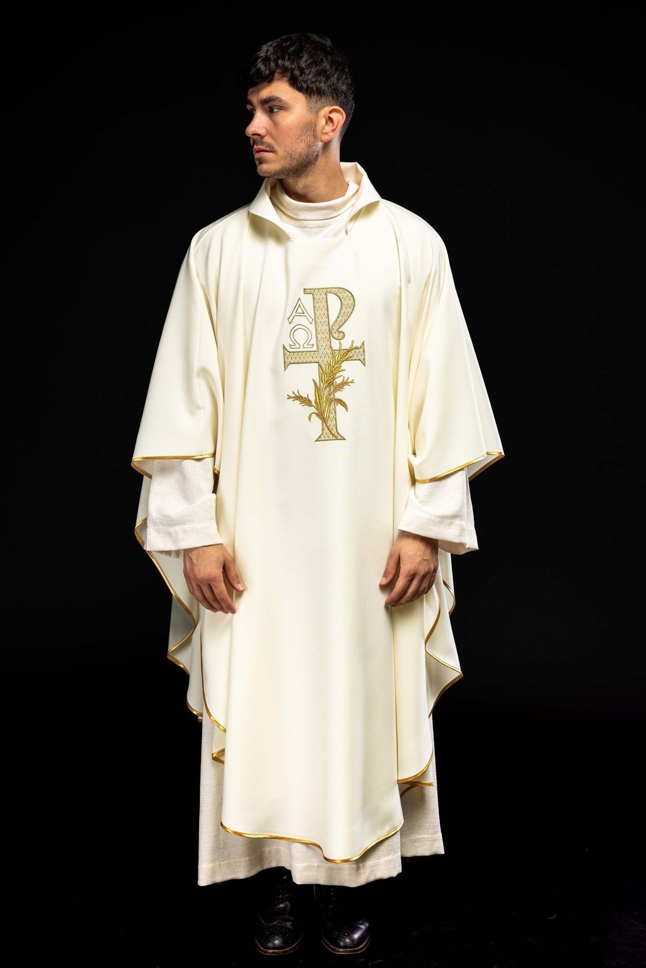 Ornat Liturgiczny Ecru Alfa i Omega - Szeroki Kołnierz Haftowany - alba.pl