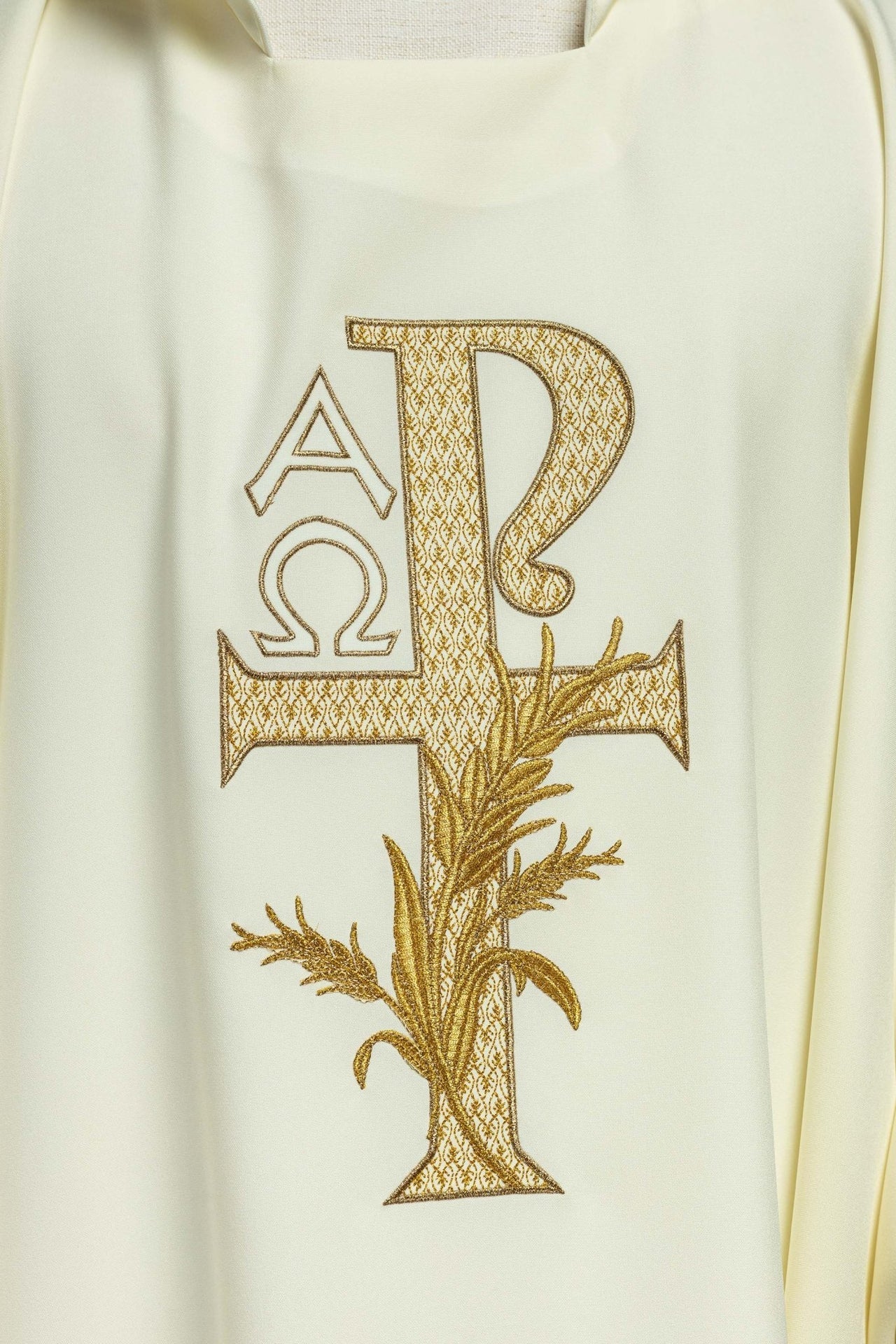 Ornat Liturgiczny Ecru Alfa i Omega - Szeroki Kołnierz Haftowany - alba.pl