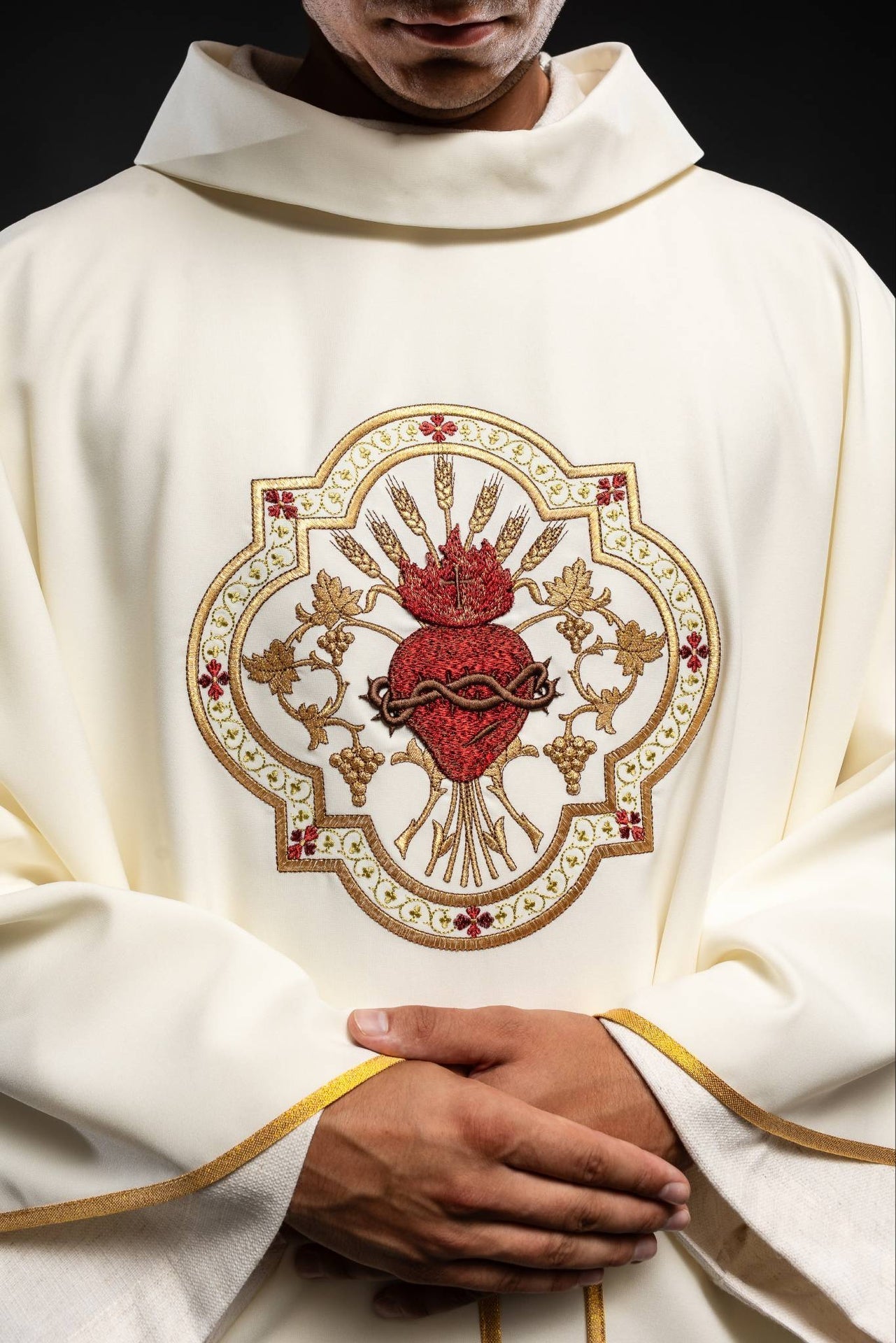 Ornat Liturgiczny Ecru Haft Serce Jezusa i Kielich Eucharystyczny - alba.pl