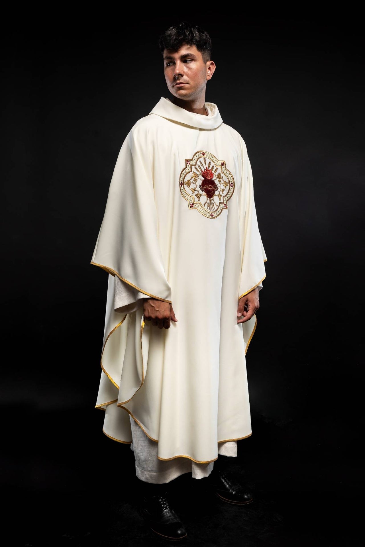 Ornat Liturgiczny Ecru Haft Serce Jezusa i Kielich Eucharystyczny - alba.pl