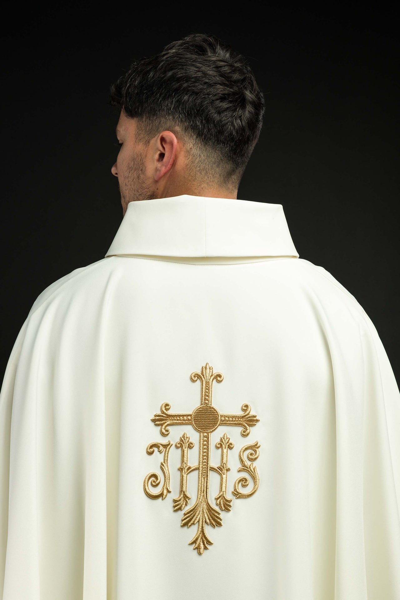 Ornat Liturgiczny Ecru Haftowany Krzyż IHS Złota Nitka - alba.pl