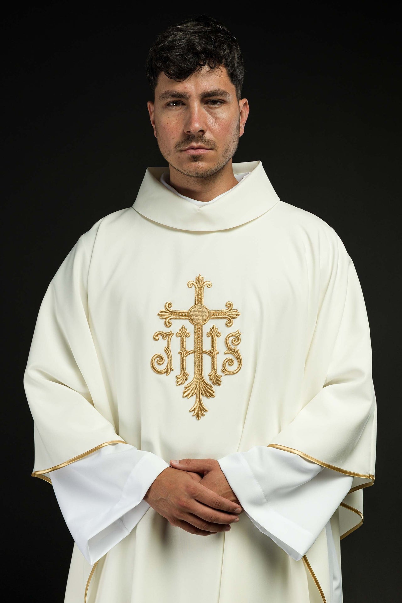 Ornat Liturgiczny Ecru Haftowany Krzyż IHS Złota Nitka - alba.pl