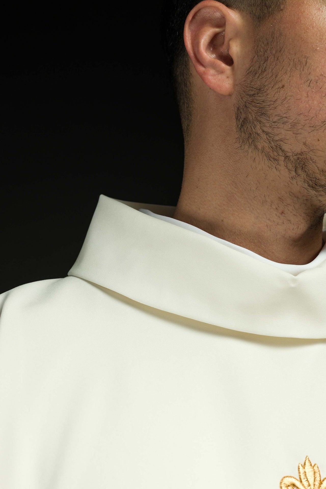 Ornat Liturgiczny Ecru Haftowany Krzyż IHS Złota Nitka - alba.pl